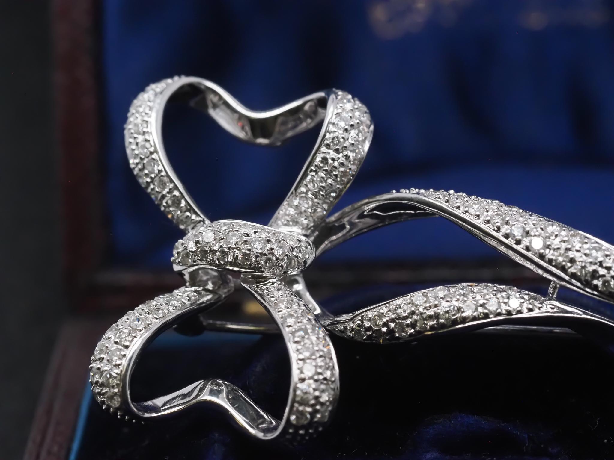 Estate 18K White Gold Long Ribbon Diamond Brooch In Good Condition For Sale In Hicksville, NY