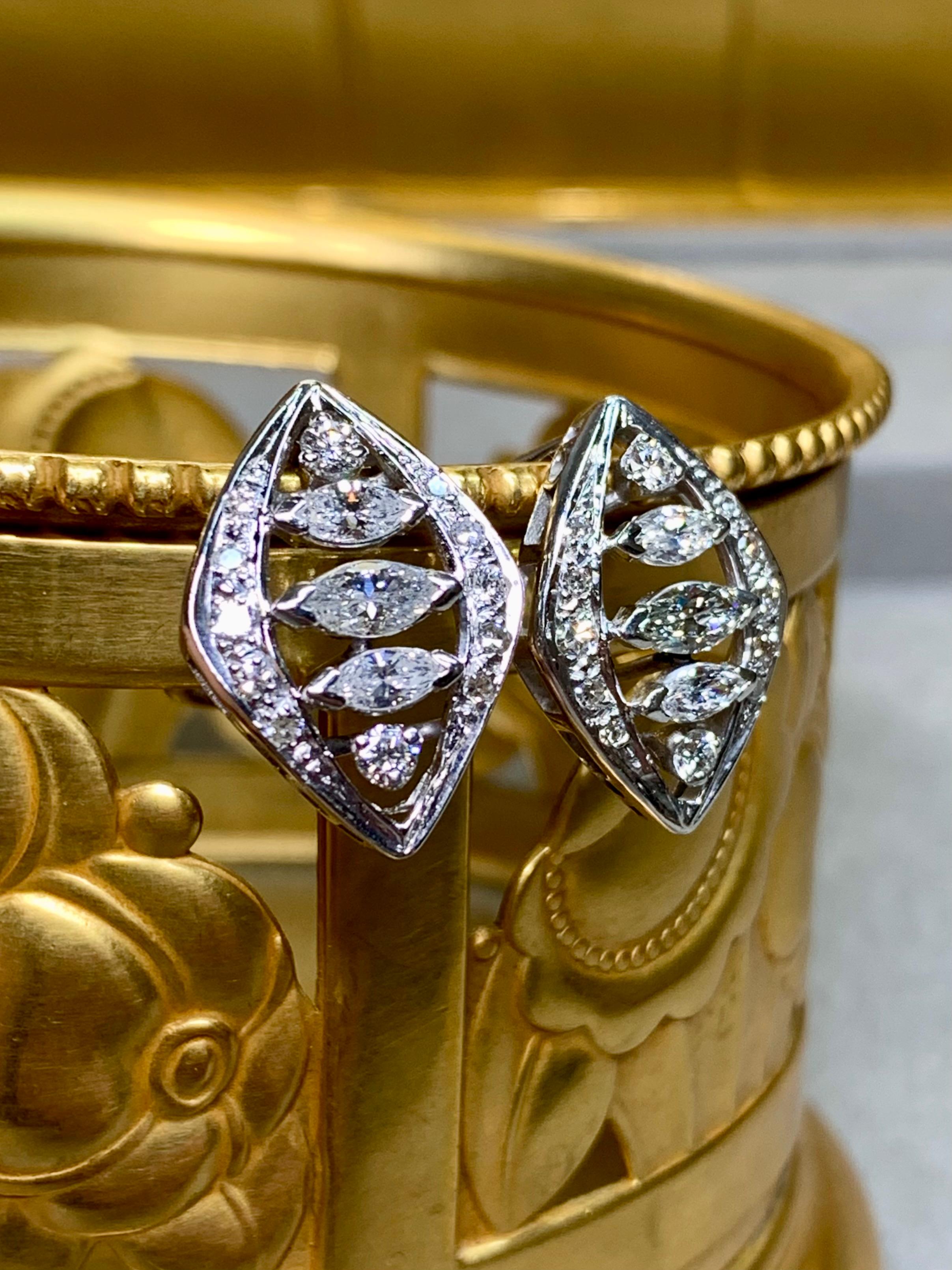 Realizzati con un caratteristico design a forma di marquise, questi eleganti orecchini sono realizzati in oro bianco 18 carati e incastonati con una combinazione di diamanti a taglio marquise e tondo brillante. La disposizione delle pietre, tutte