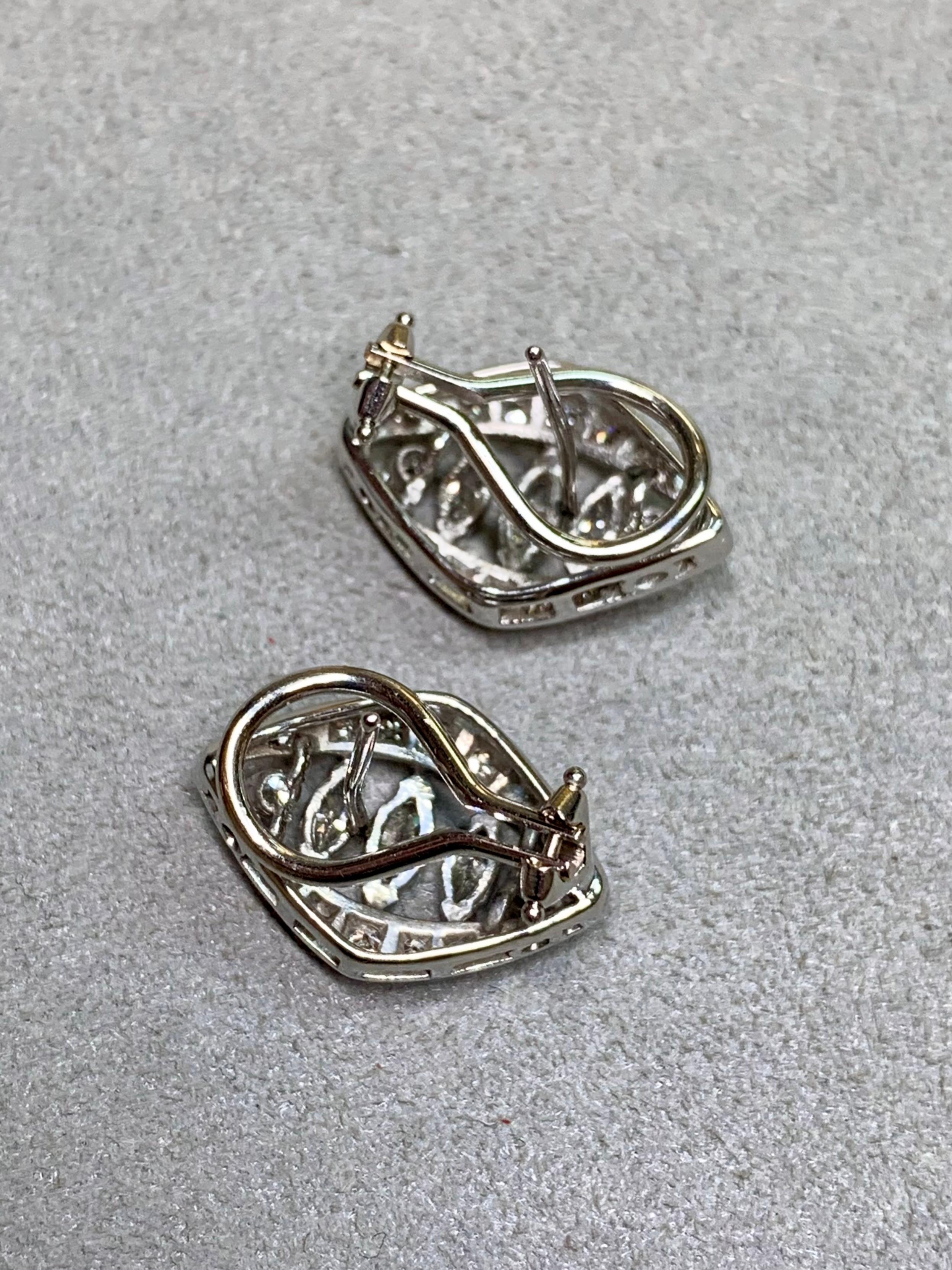 Taglio marquise Orecchini a forma di marquise in oro bianco 18 carati con diamante rotondo Omega Back in vendita