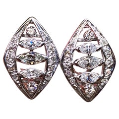 Estate Boucles d'oreilles Huggie en or blanc 18K avec diamants ronds en forme de Marquise et Omega Back