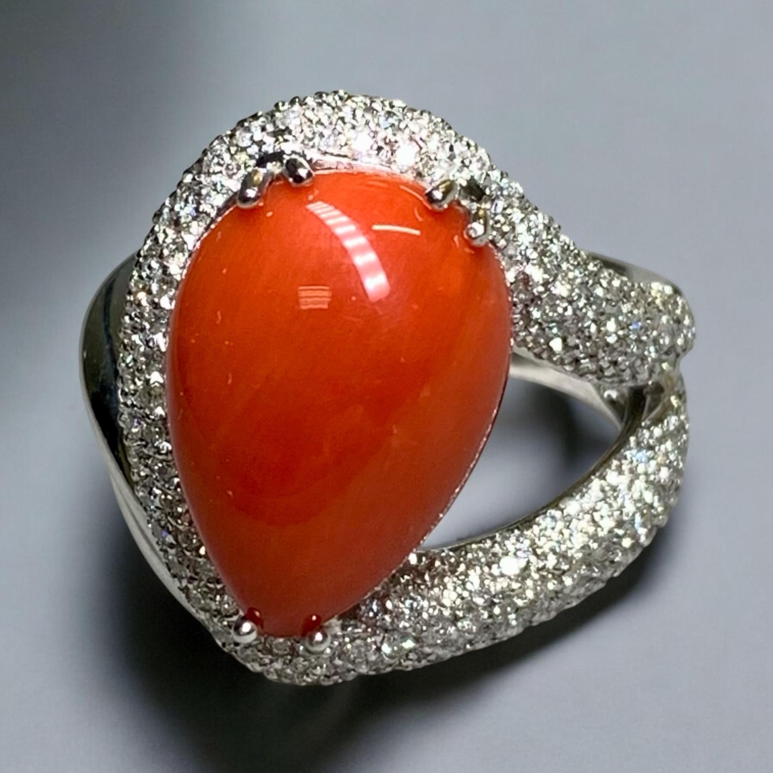 Bague cocktail en or blanc 18 carats pavé de diamants et cabochon de corail rouge, taille 7,75 en vente 4