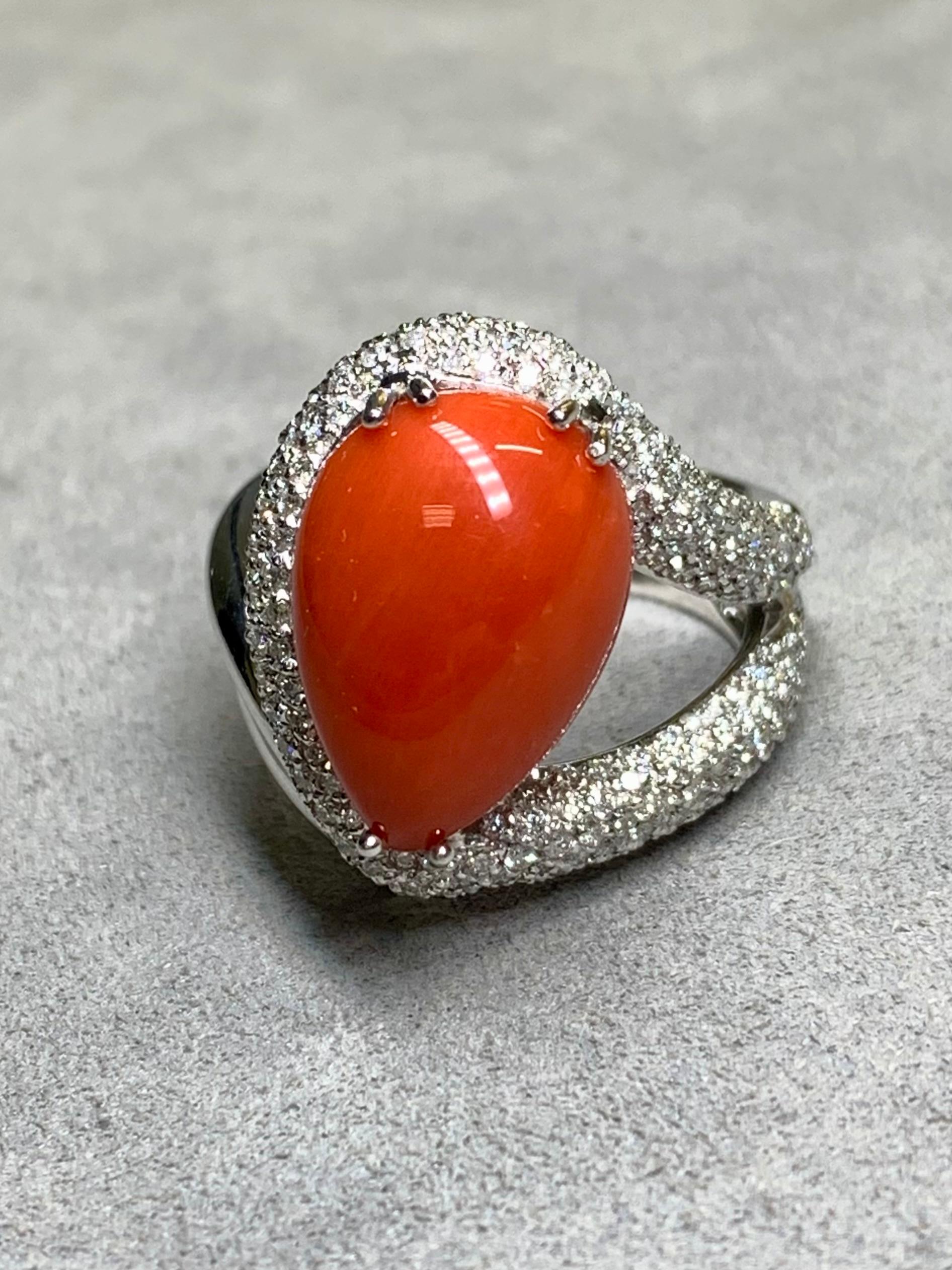 Cette bague de cocktail contemporaine en or blanc 18 carats est centrée sur un cabochon de corail rouge naturel magnifiquement taillé, entouré d'environ 2ctw de diamants ronds de couleur H-J et de pureté Si1-2.


Dimensions/Poids :

Cette bague