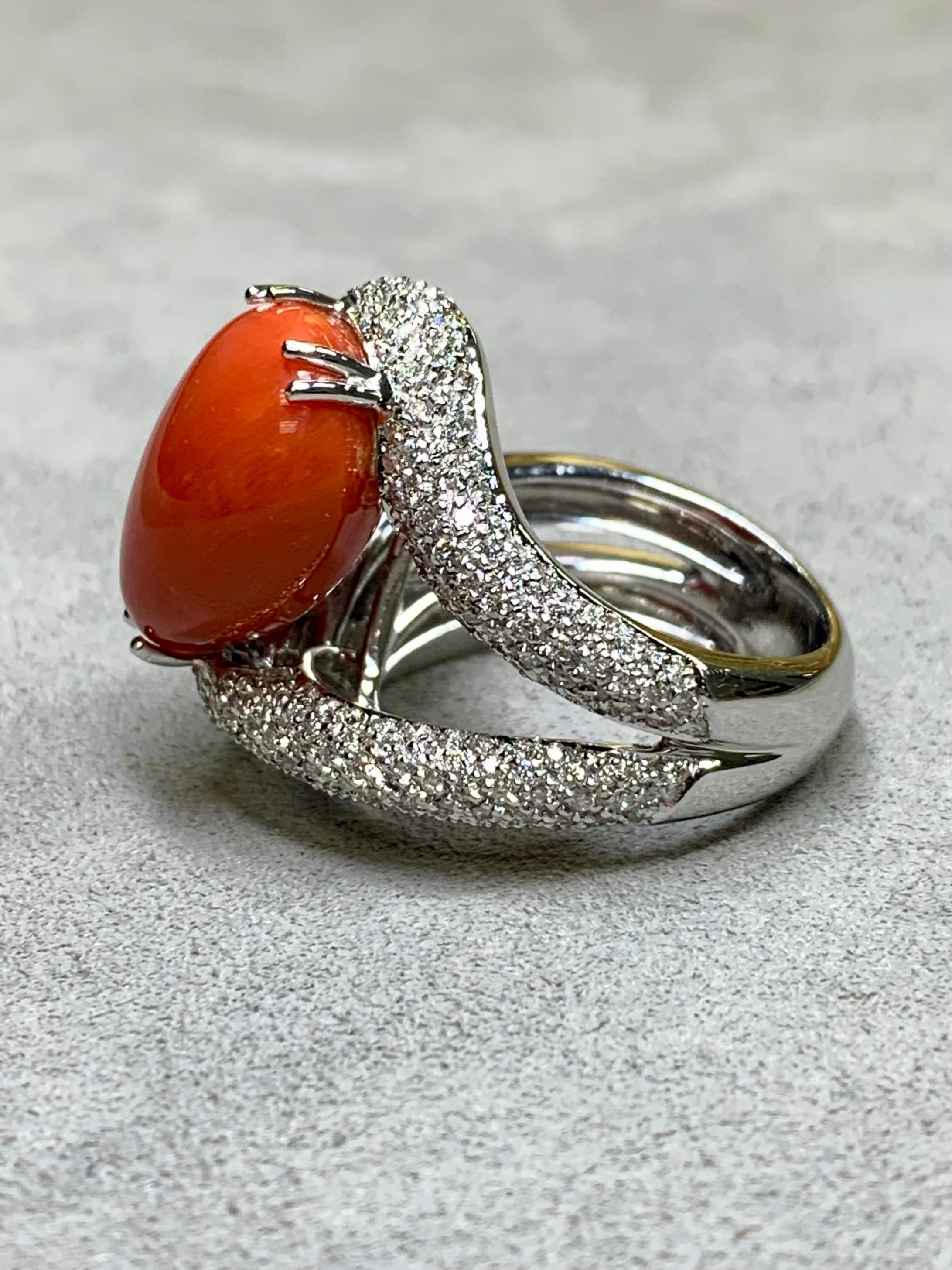 Contemporain Bague cocktail en or blanc 18 carats pavé de diamants et cabochon de corail rouge, taille 7,75 en vente