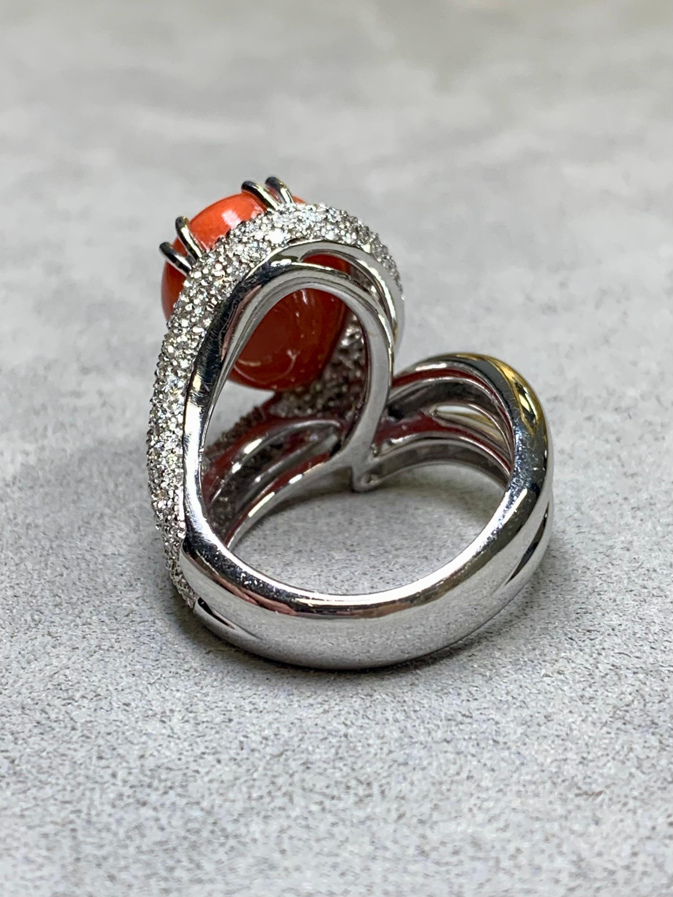 Taille ronde Bague cocktail en or blanc 18 carats pavé de diamants et cabochon de corail rouge, taille 7,75 en vente