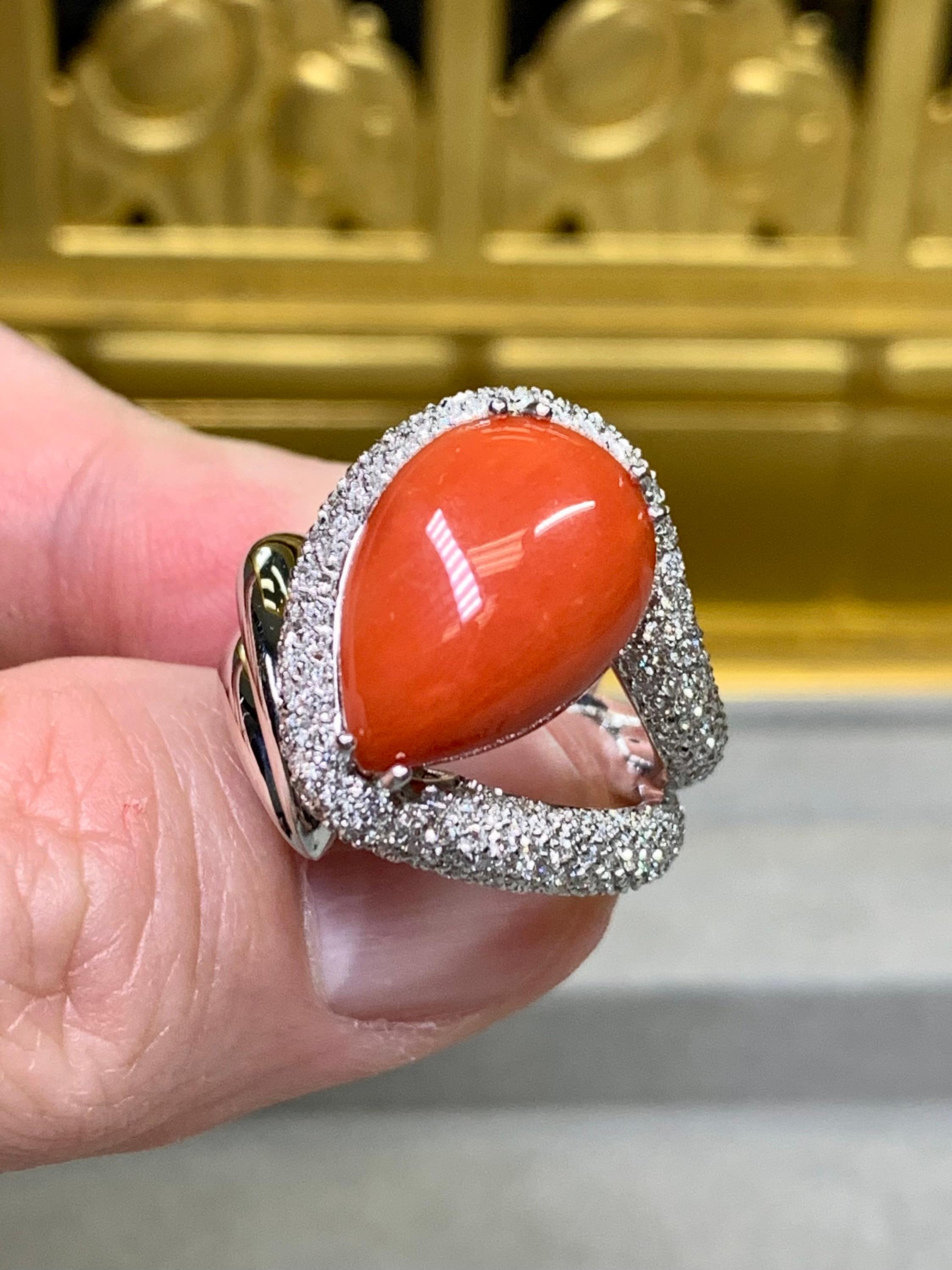 Bague cocktail en or blanc 18 carats pavé de diamants et cabochon de corail rouge, taille 7,75 en vente 1