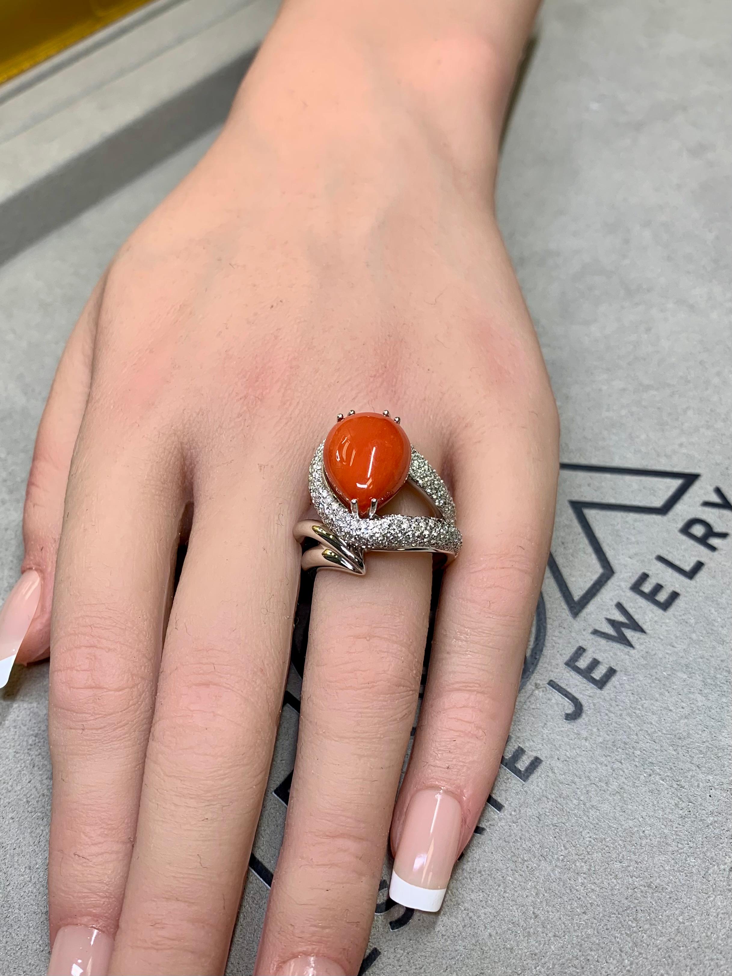 Bague cocktail en or blanc 18 carats pavé de diamants et cabochon de corail rouge, taille 7,75 en vente 2