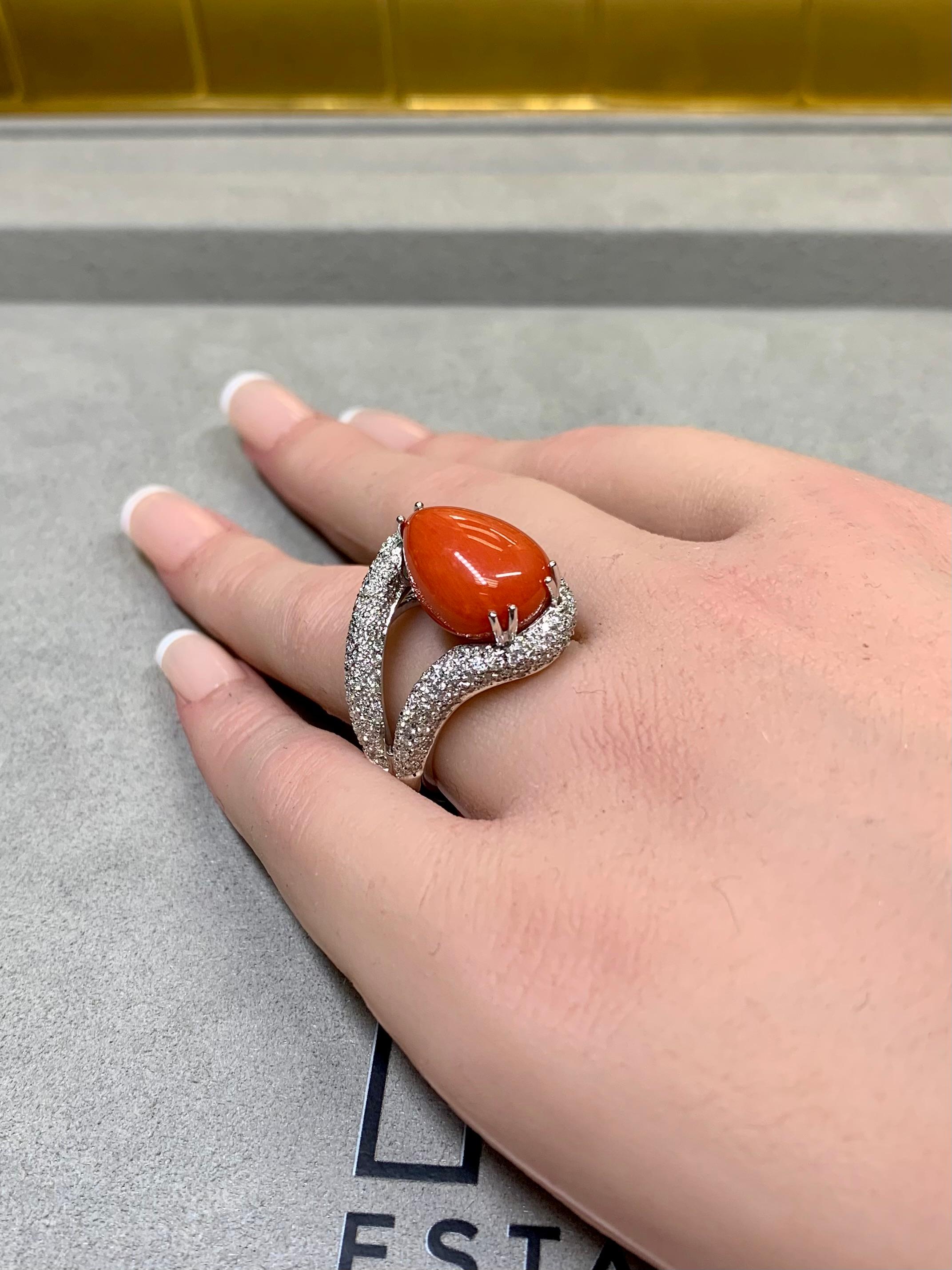 Bague cocktail en or blanc 18 carats pavé de diamants et cabochon de corail rouge, taille 7,75 en vente 3