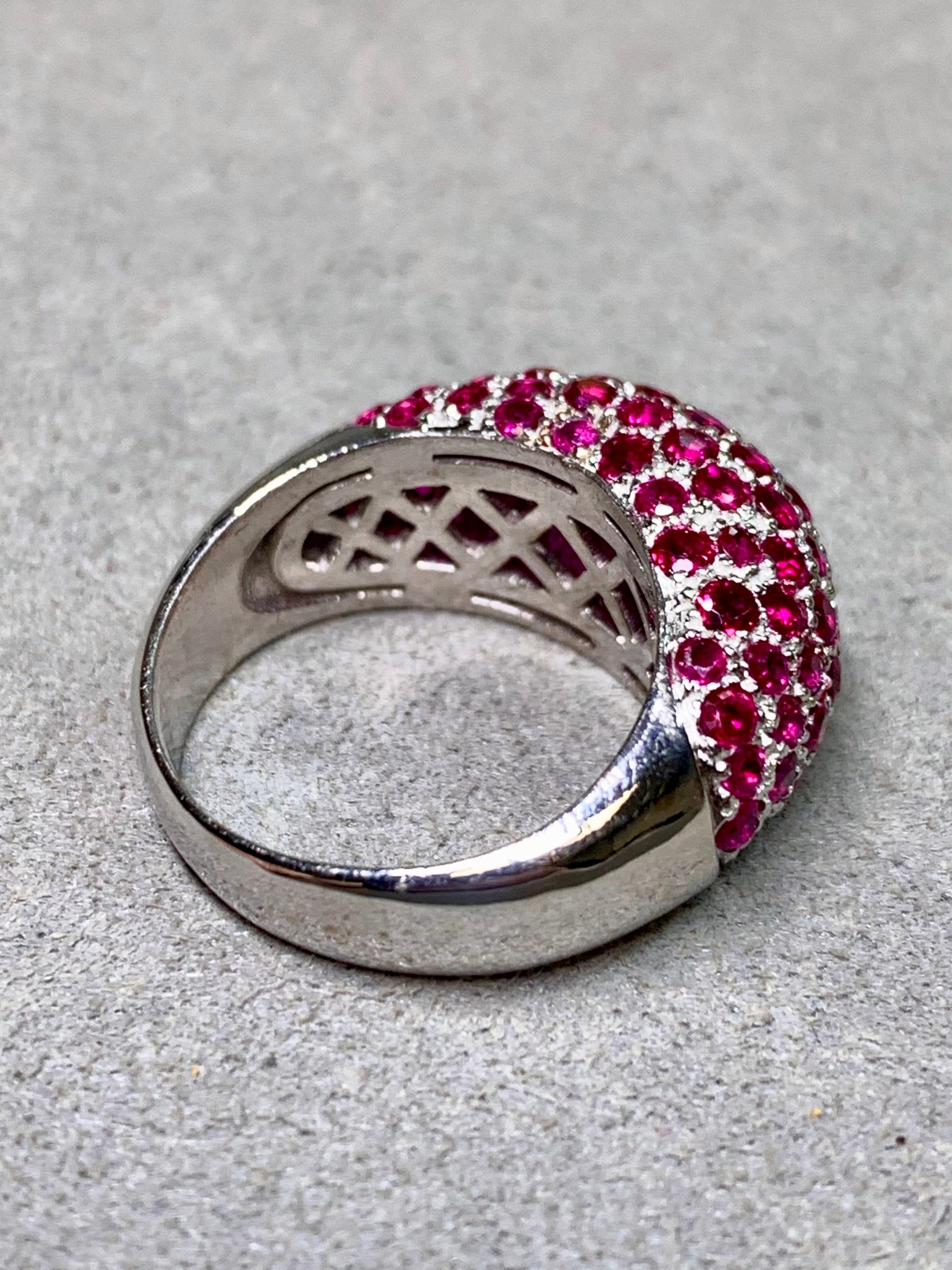 Dieser exquisite, hochglanzpolierte Kuppelring strahlt sowohl Farbe als auch Handwerkskunst aus. Er ist aus 18-karätigem Weißgold gefertigt und vollständig mit intensiven, leuchtend roten Naturrubinen pavégefasst. Die schmale kuppelförmige