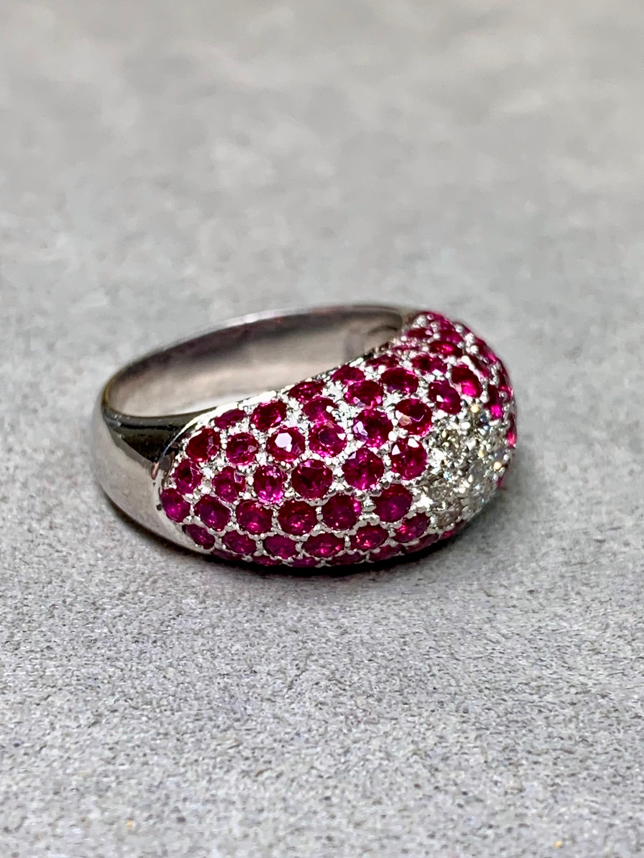 Estate 18K Weißgold Pavé Vivid Ruby Diamond Floral Cluster Dome Ring 4,25ctw (Rundschliff) im Angebot