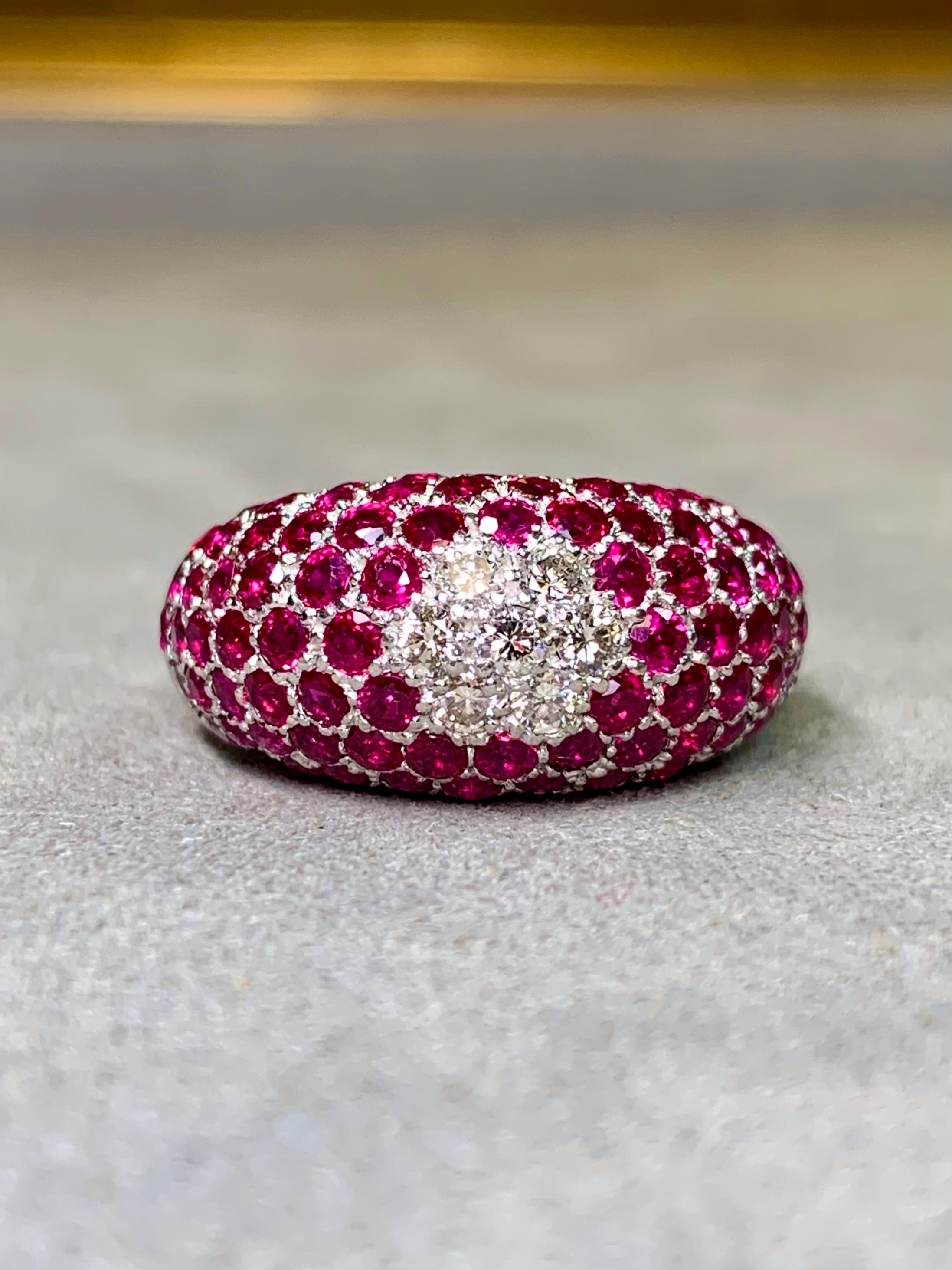 Estate 18K Weißgold Pavé Vivid Ruby Diamond Floral Cluster Dome Ring 4,25ctw im Zustand „Hervorragend“ im Angebot in Winter Springs, FL