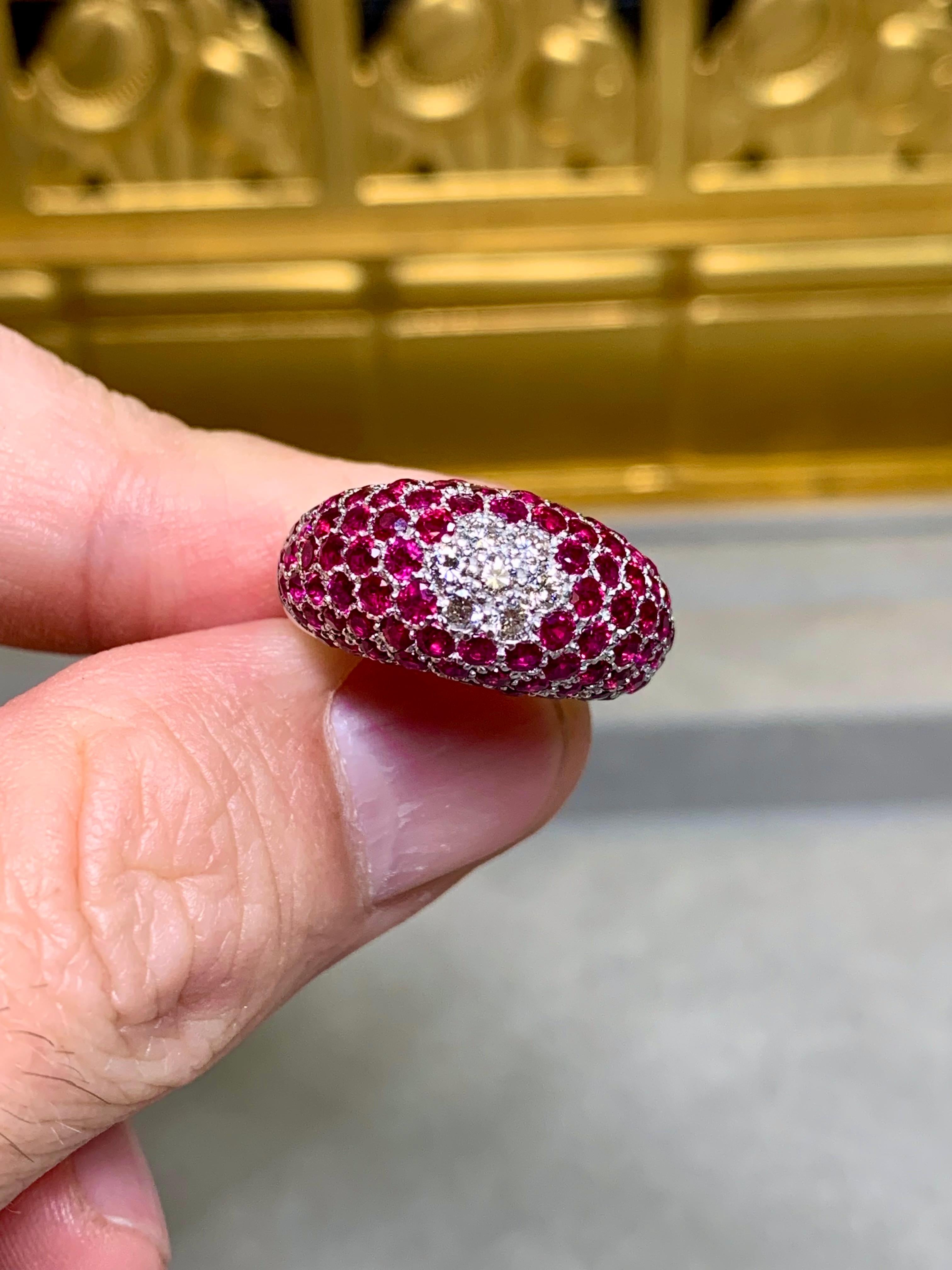 Estate 18K Weißgold Pavé Vivid Ruby Diamond Floral Cluster Dome Ring 4,25ctw für Damen oder Herren im Angebot
