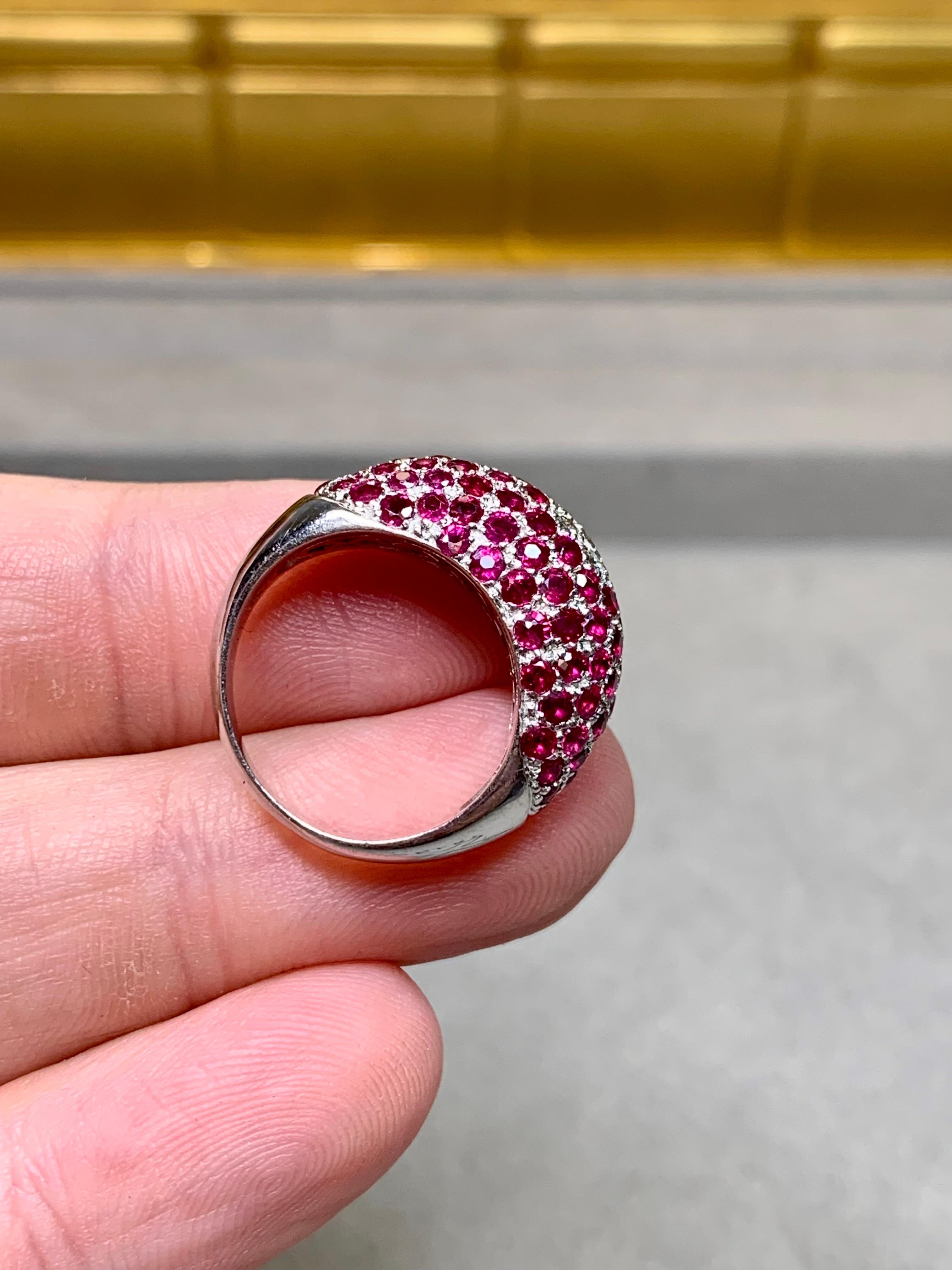 Estate 18K Weißgold Pavé Vivid Ruby Diamond Floral Cluster Dome Ring 4,25ctw im Angebot 1