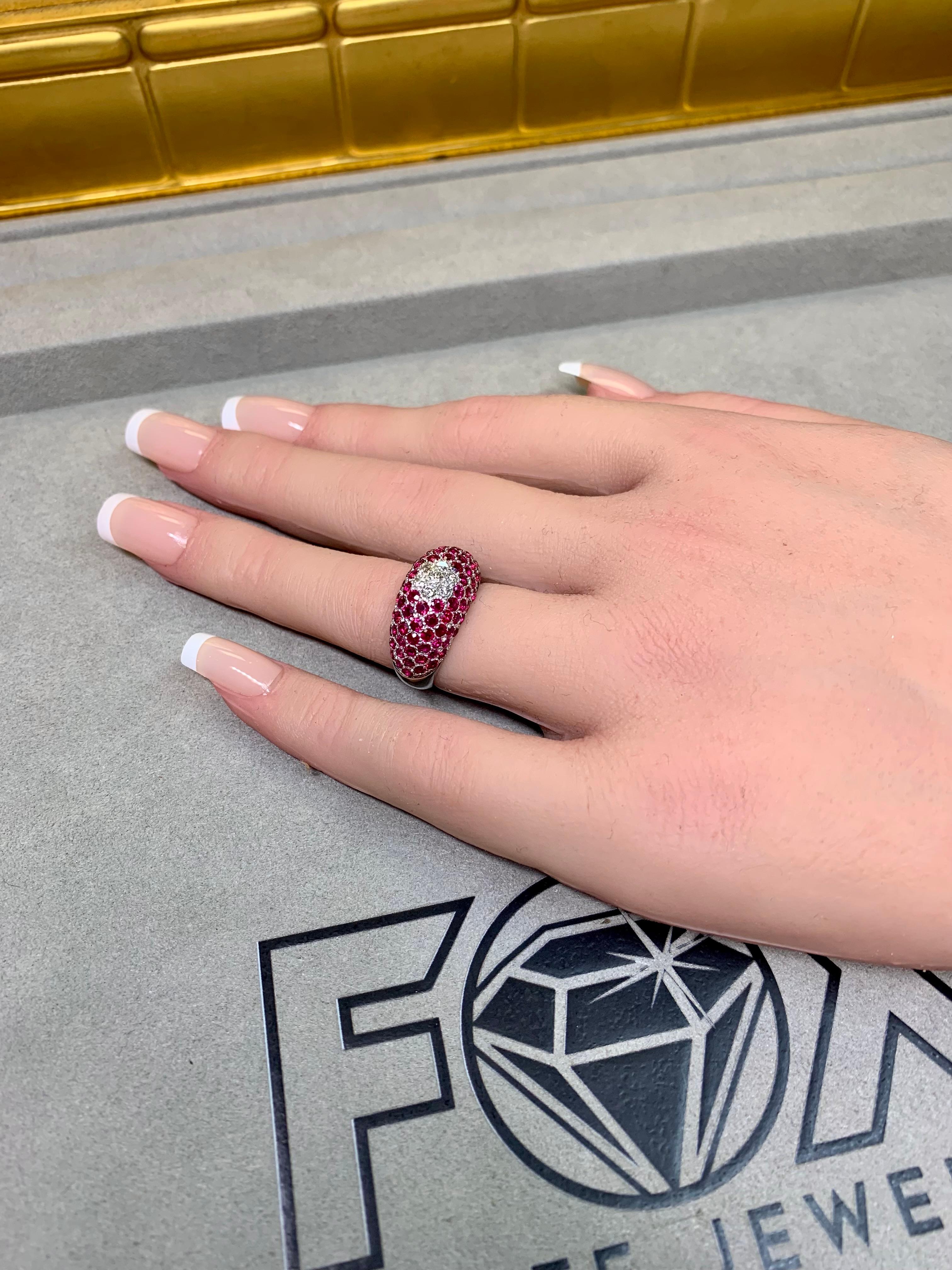 Estate 18K Weißgold Pavé Vivid Ruby Diamond Floral Cluster Dome Ring 4,25ctw im Angebot 2