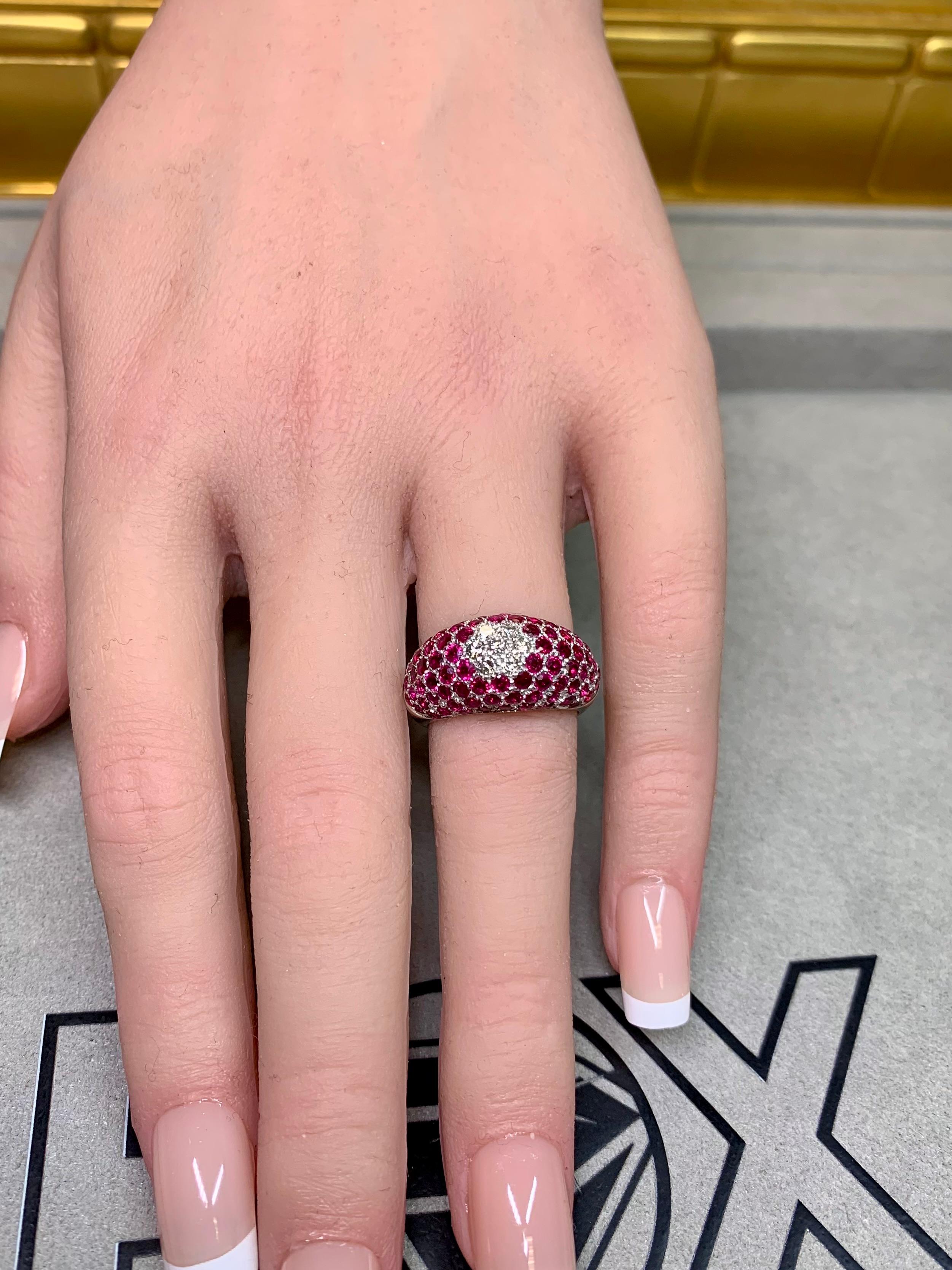 Estate 18K Weißgold Pavé Vivid Ruby Diamond Floral Cluster Dome Ring 4,25ctw im Angebot 3