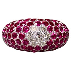 Anillo en cúpula de oro blanco de 18 quilates con pavé de rubíes vívidos y diamantes en racimo floral 4,25 ctw