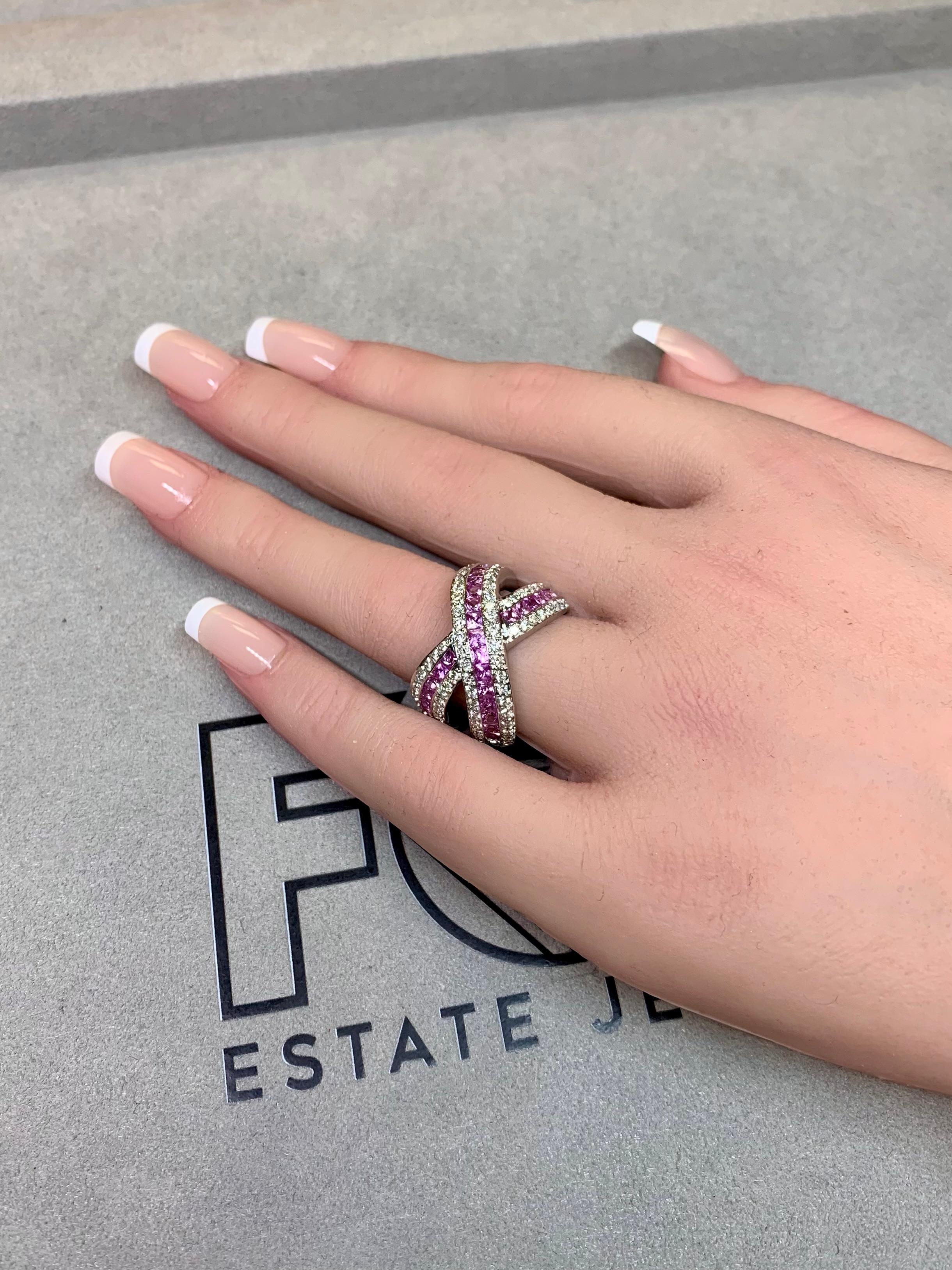 Bague de cocktail en or blanc 18 carats, saphir rose, diamant, large croisée en vente 4