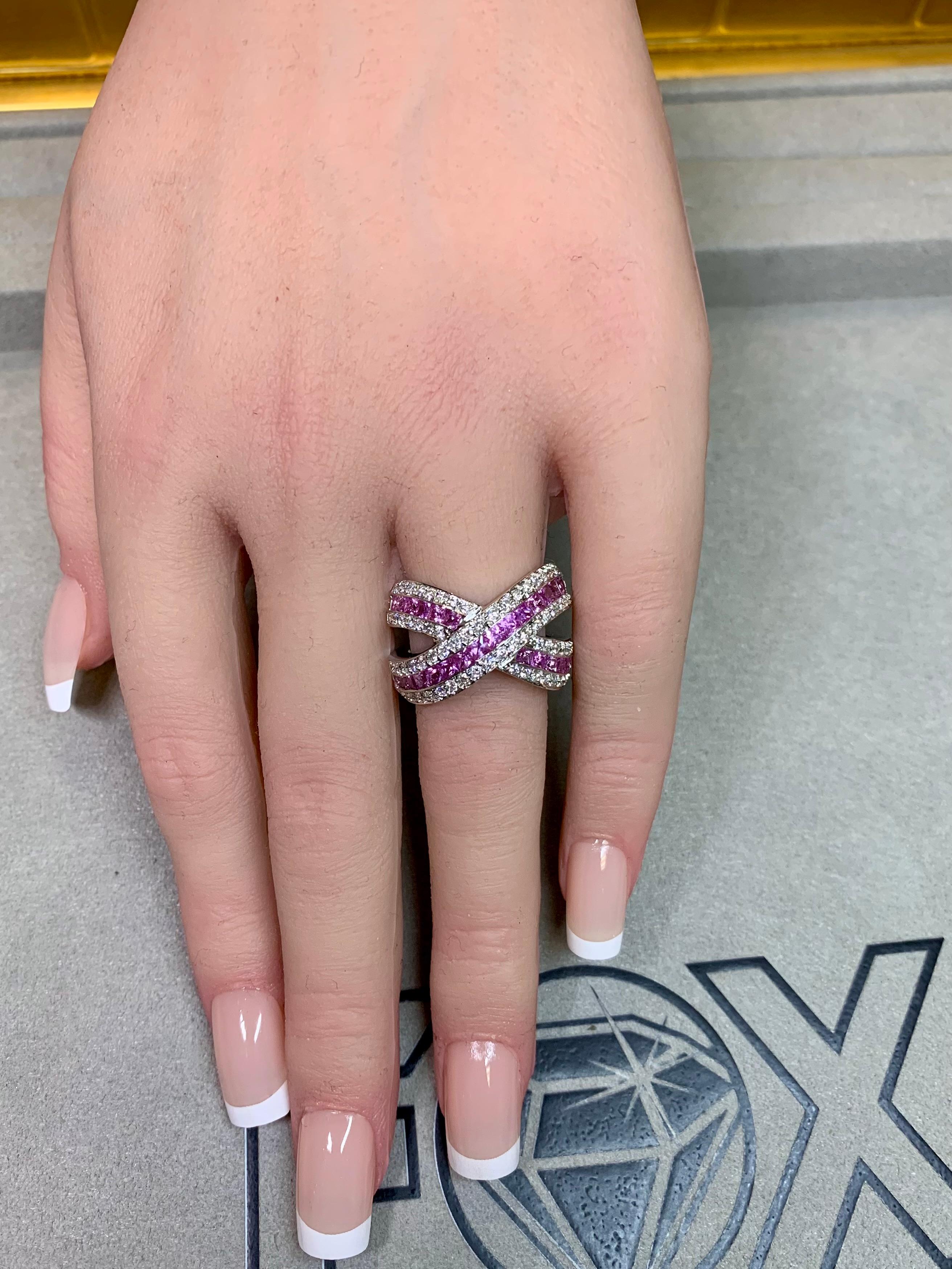 Bague de cocktail en or blanc 18 carats, saphir rose, diamant, large croisée en vente 5