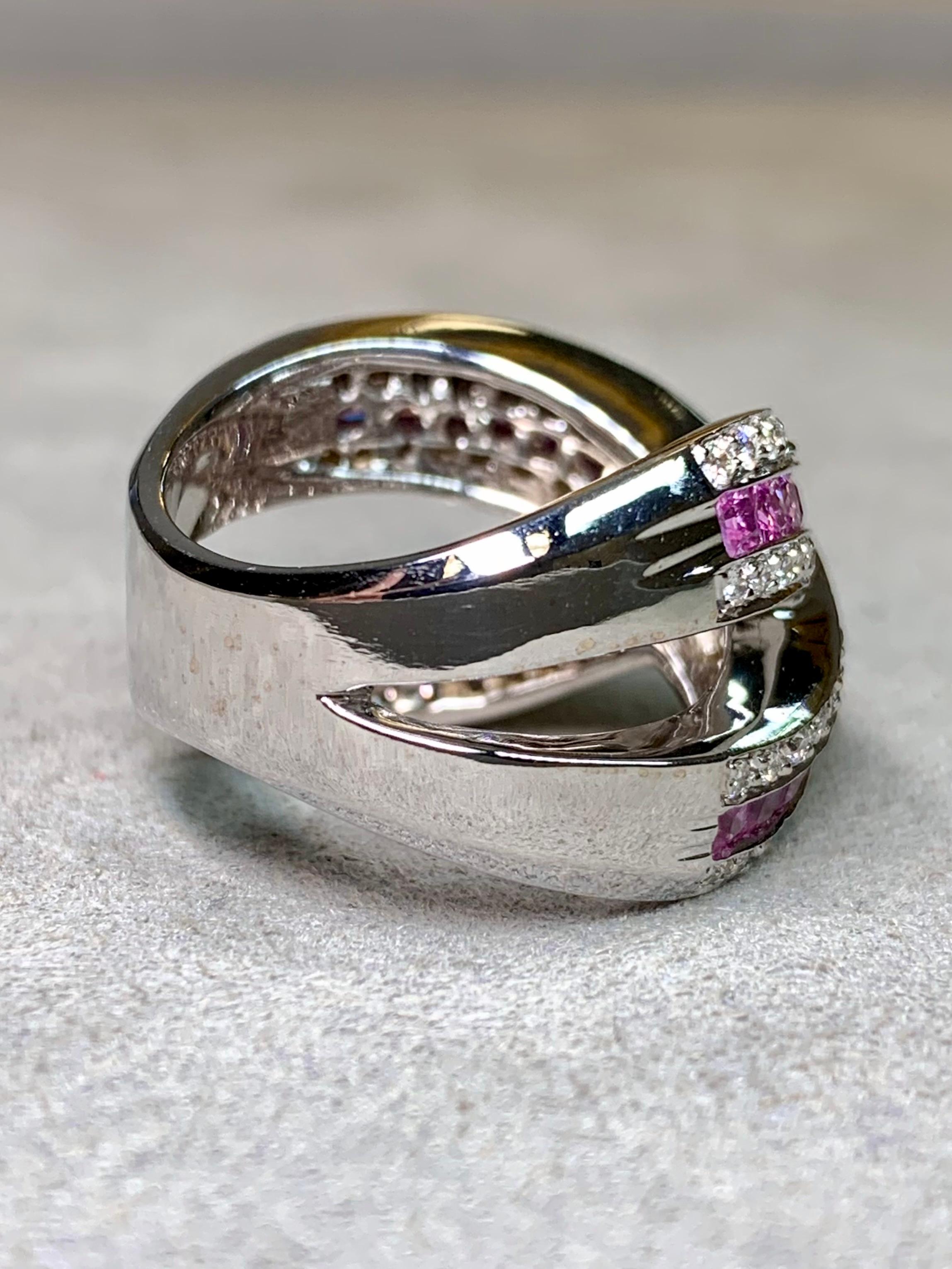Contemporain Bague de cocktail en or blanc 18 carats, saphir rose, diamant, large croisée en vente