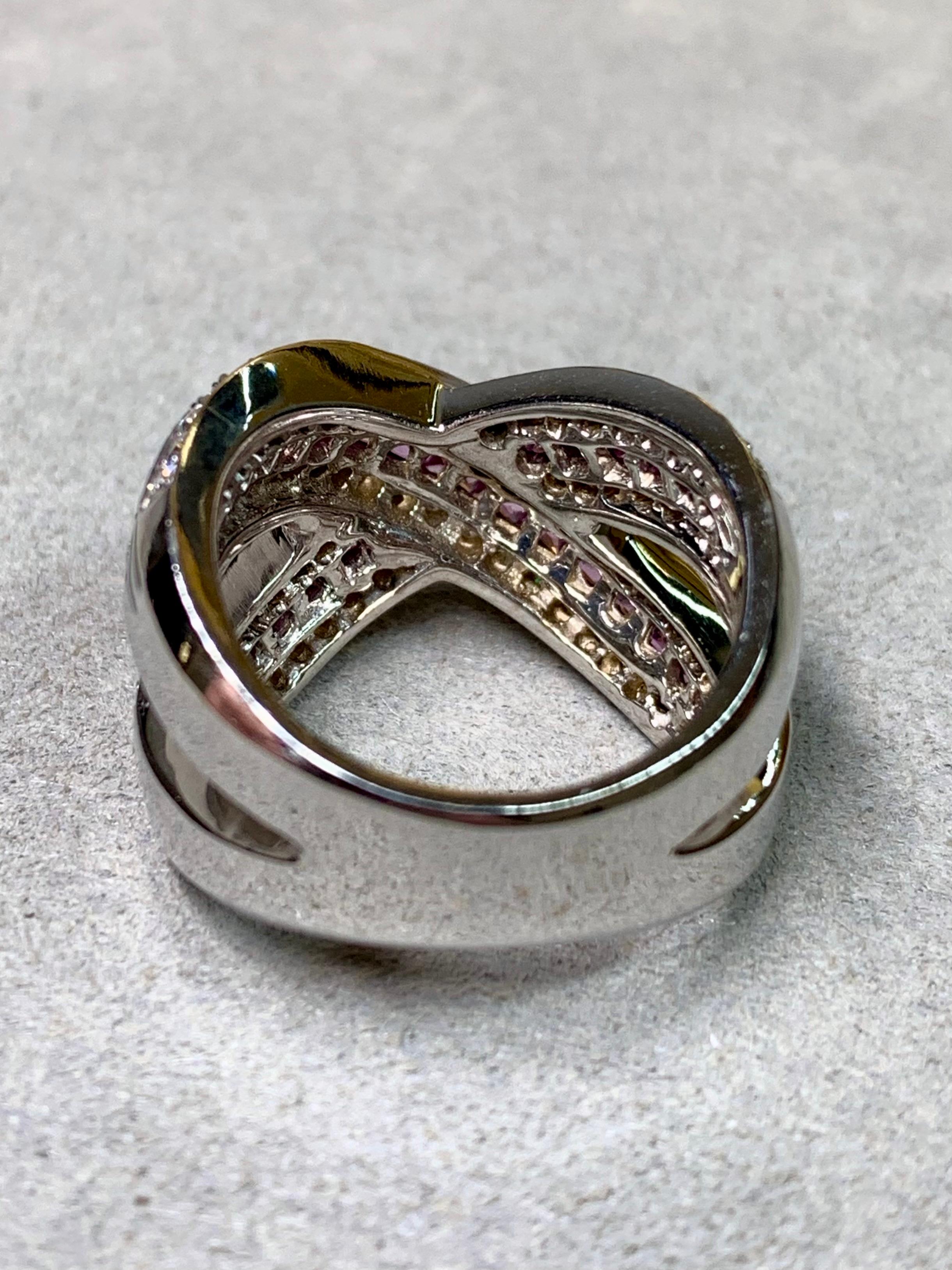 Taille carrée Bague de cocktail en or blanc 18 carats, saphir rose, diamant, large croisée en vente