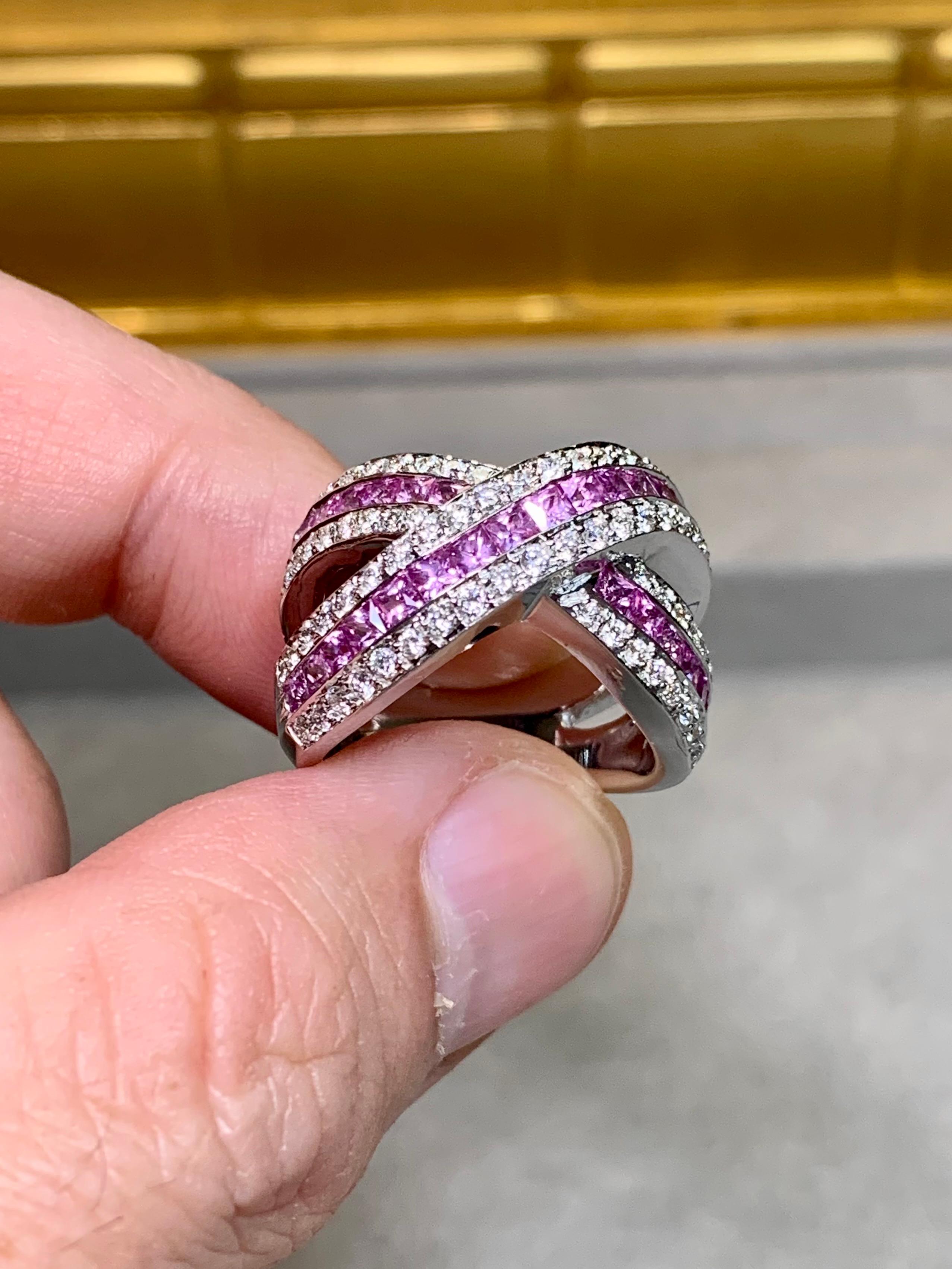Bague de cocktail en or blanc 18 carats, saphir rose, diamant, large croisée Unisexe en vente