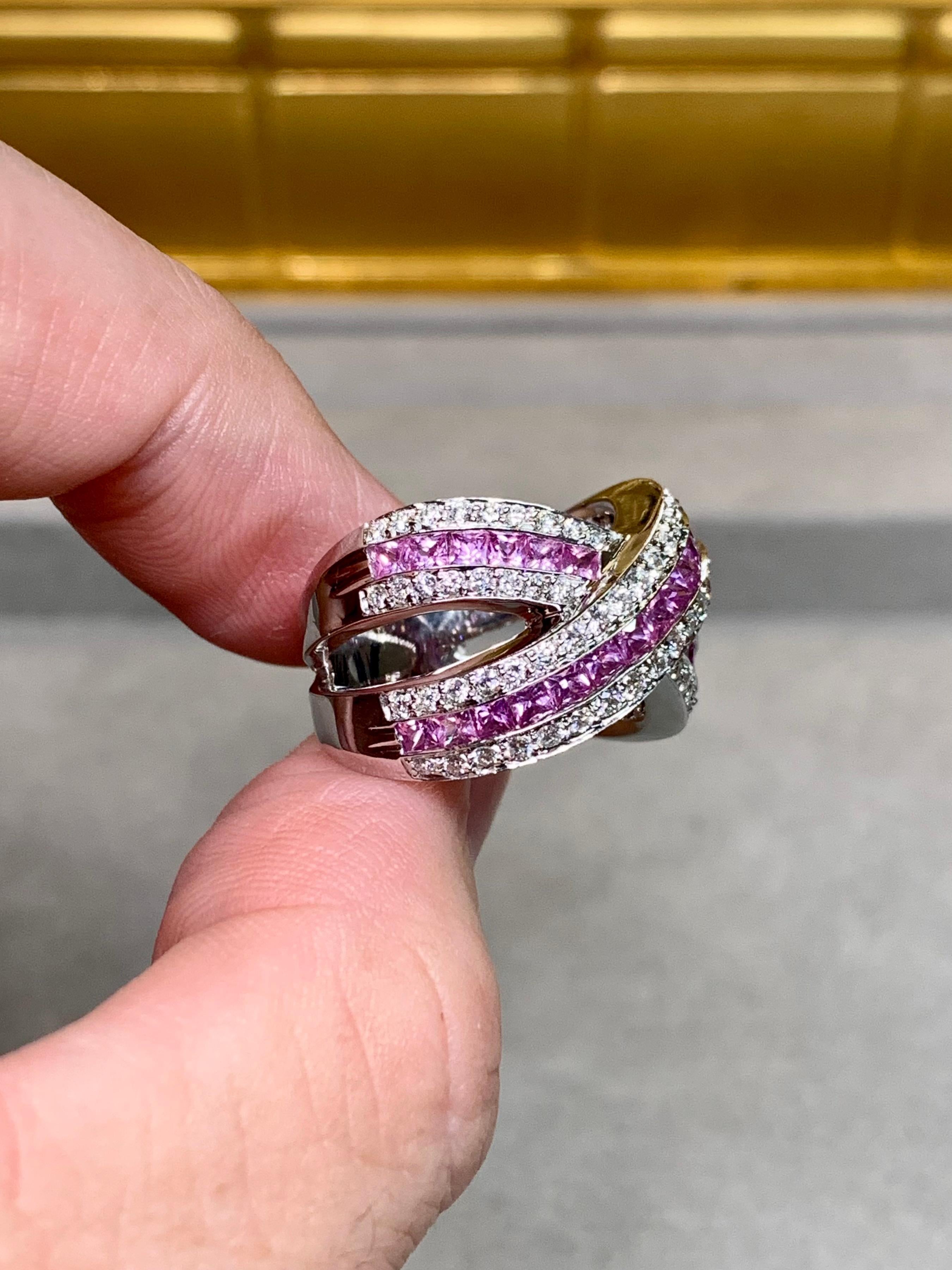 Bague de cocktail en or blanc 18 carats, saphir rose, diamant, large croisée en vente 1