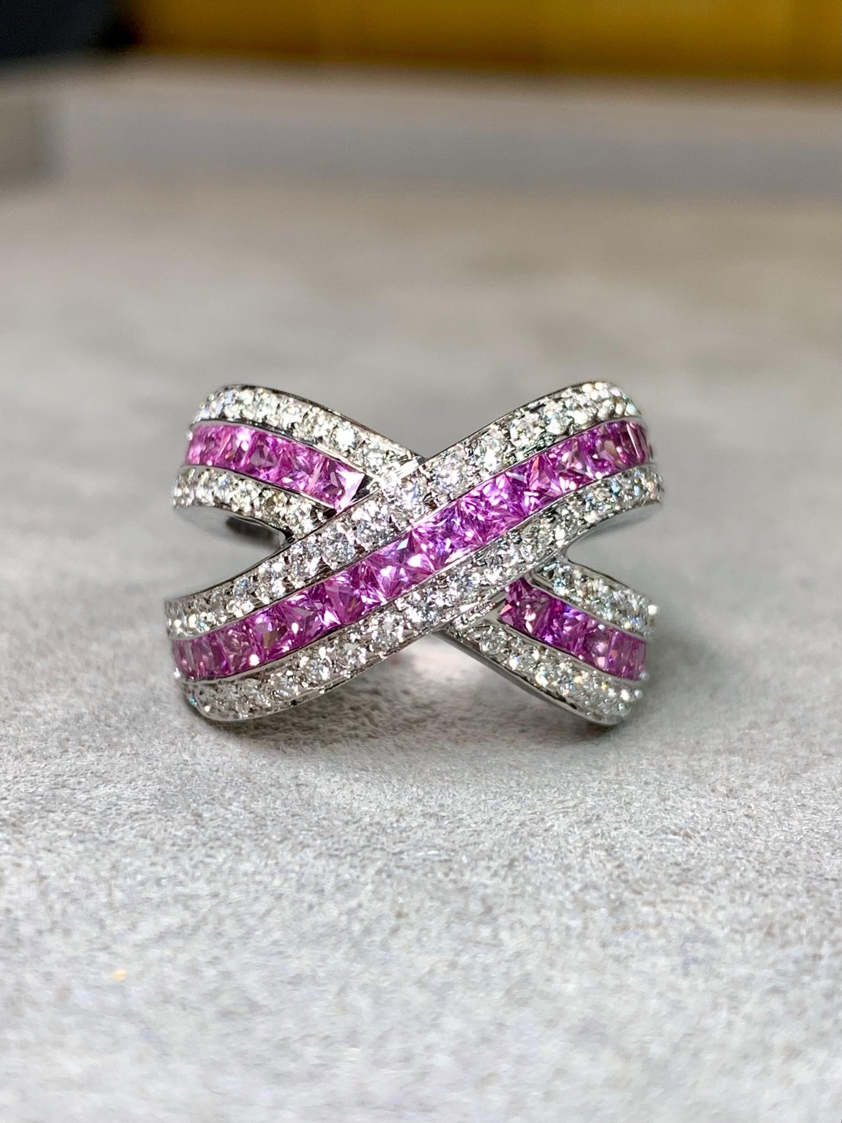 Bague de cocktail en or blanc 18 carats, saphir rose, diamant, large croisée en vente 2