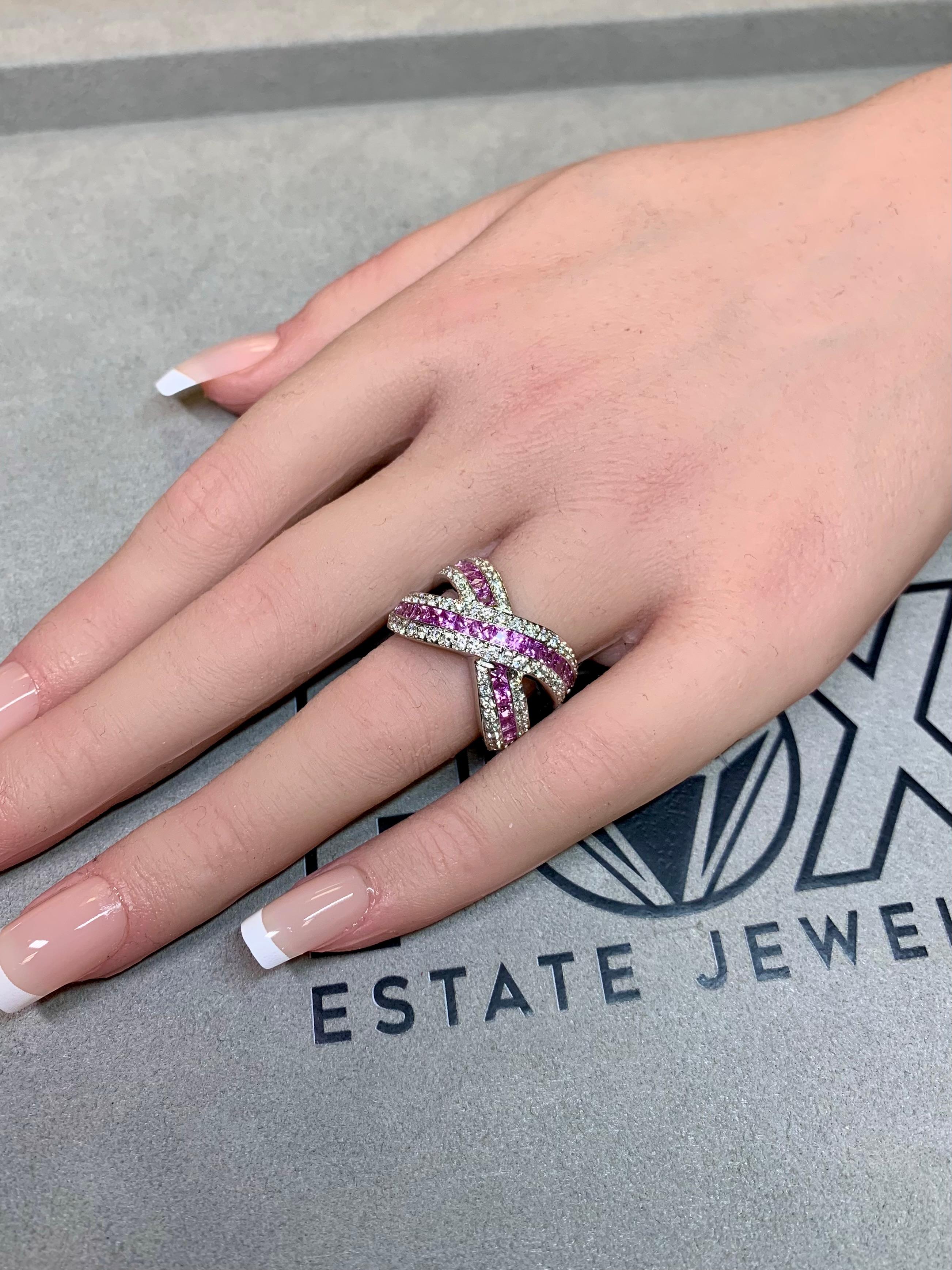 Bague de cocktail en or blanc 18 carats, saphir rose, diamant, large croisée en vente 3