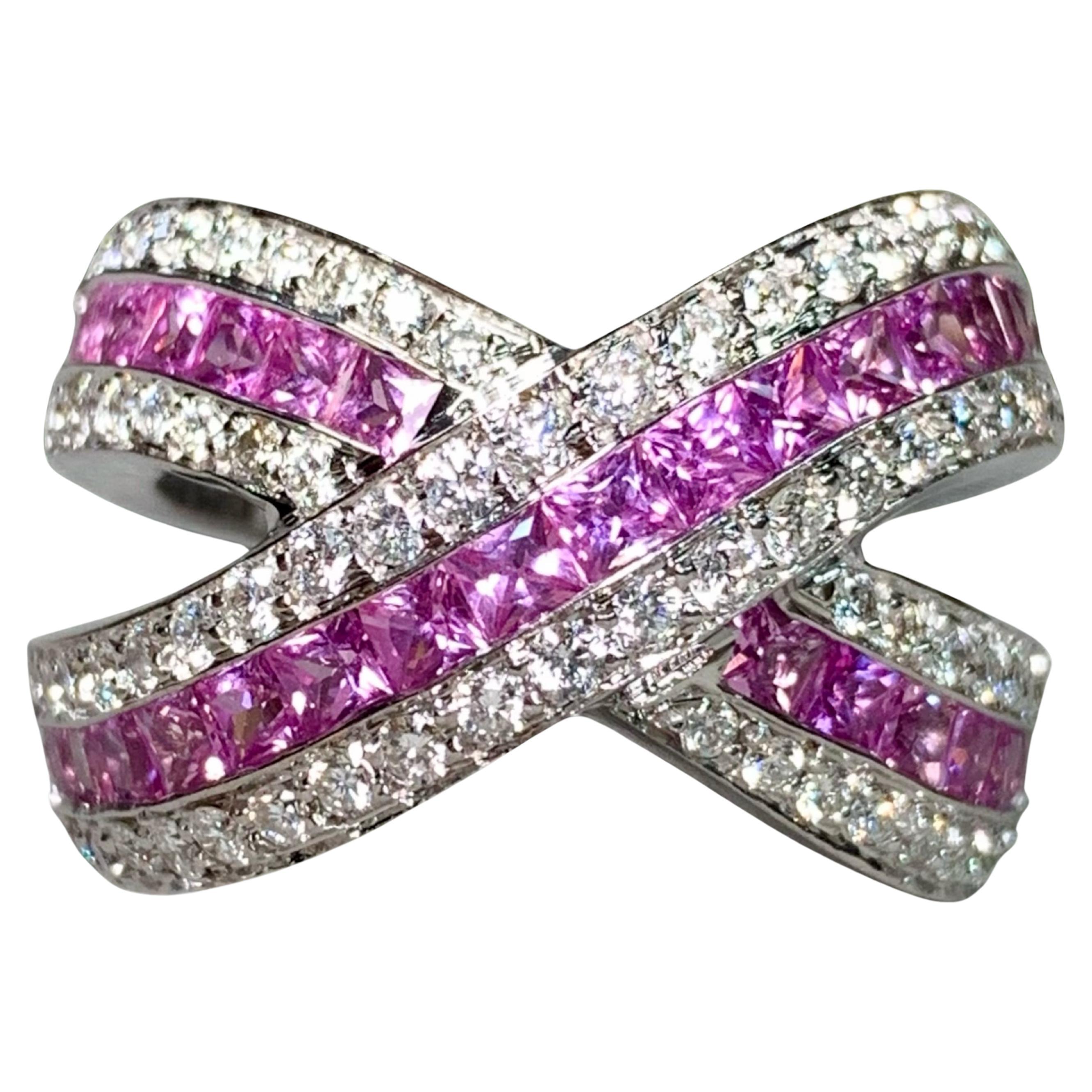 Bague de cocktail en or blanc 18 carats, saphir rose, diamant, large croisée en vente