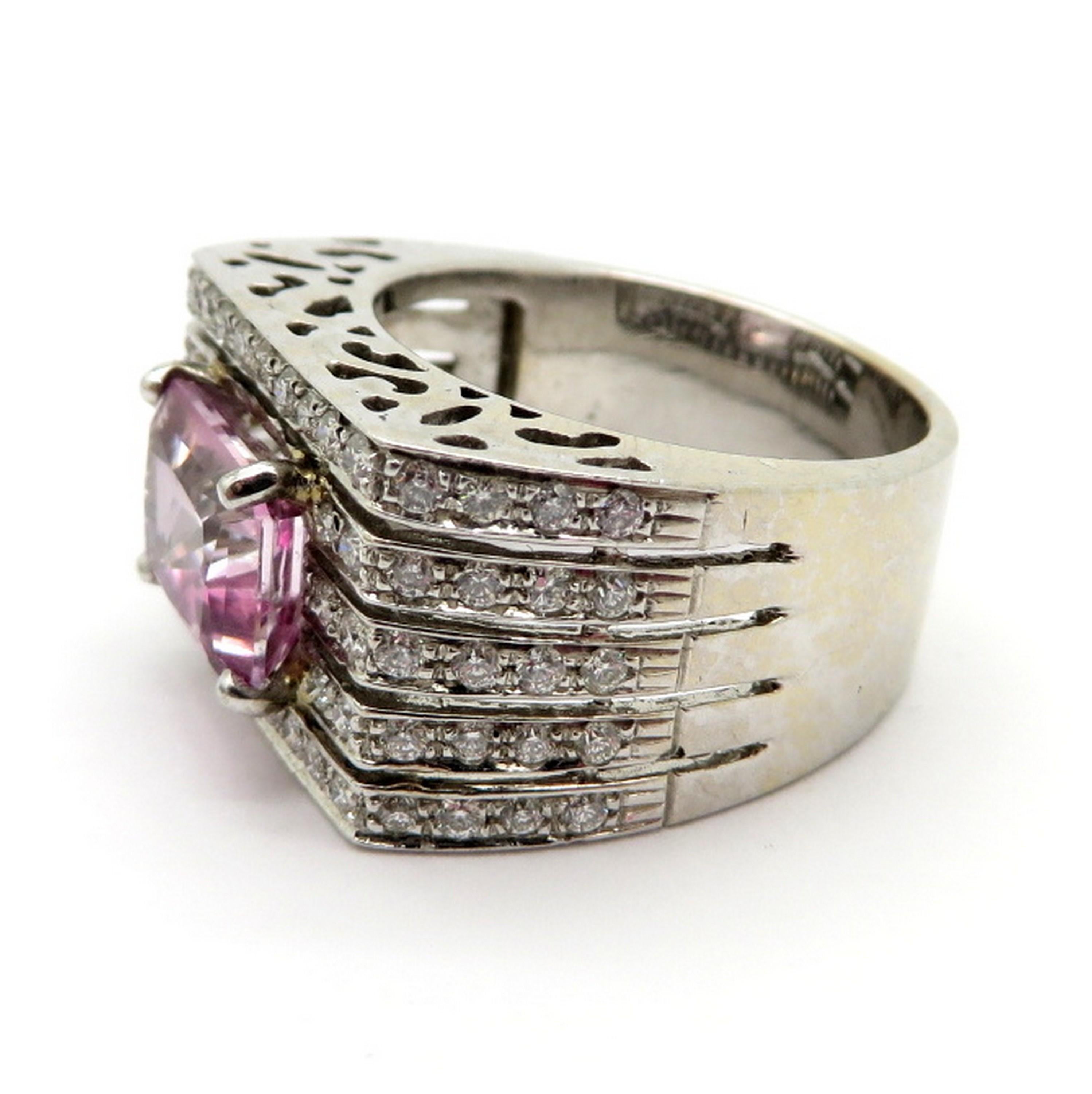 Bague de créateur en or blanc 18K avec tourmaline rose et diamants, poinçonnée en France. Centrée sur une tourmaline rose de taille émeraude, sertie à quatre griffes, pesant environ 2,96 carats. Accentué par 70 diamants ronds de taille brillant