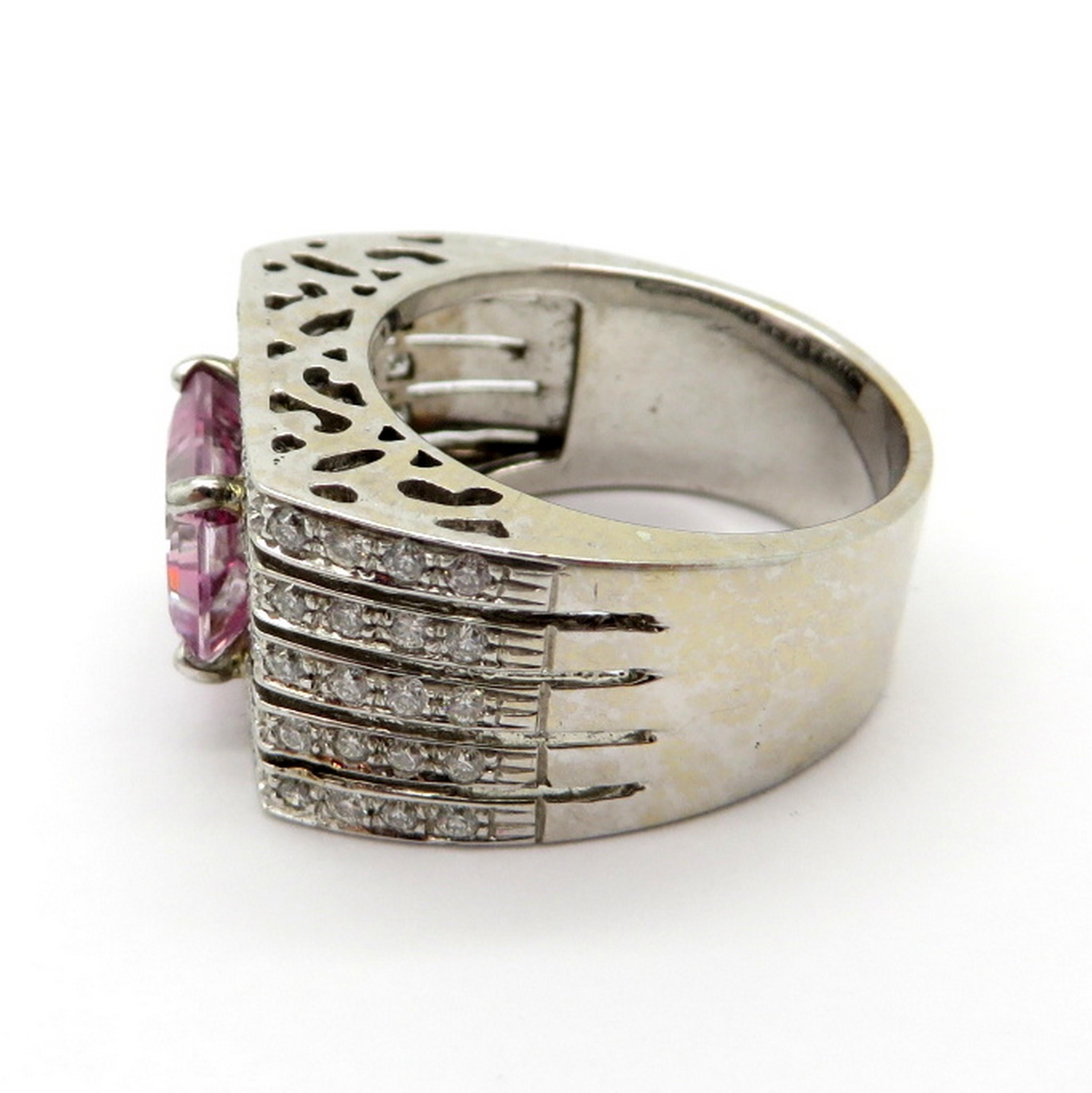 Bague de créateur en or blanc 18 carats avec tourmaline rose et diamants, poinçonnée à la française Excellent état - En vente à Scottsdale, AZ
