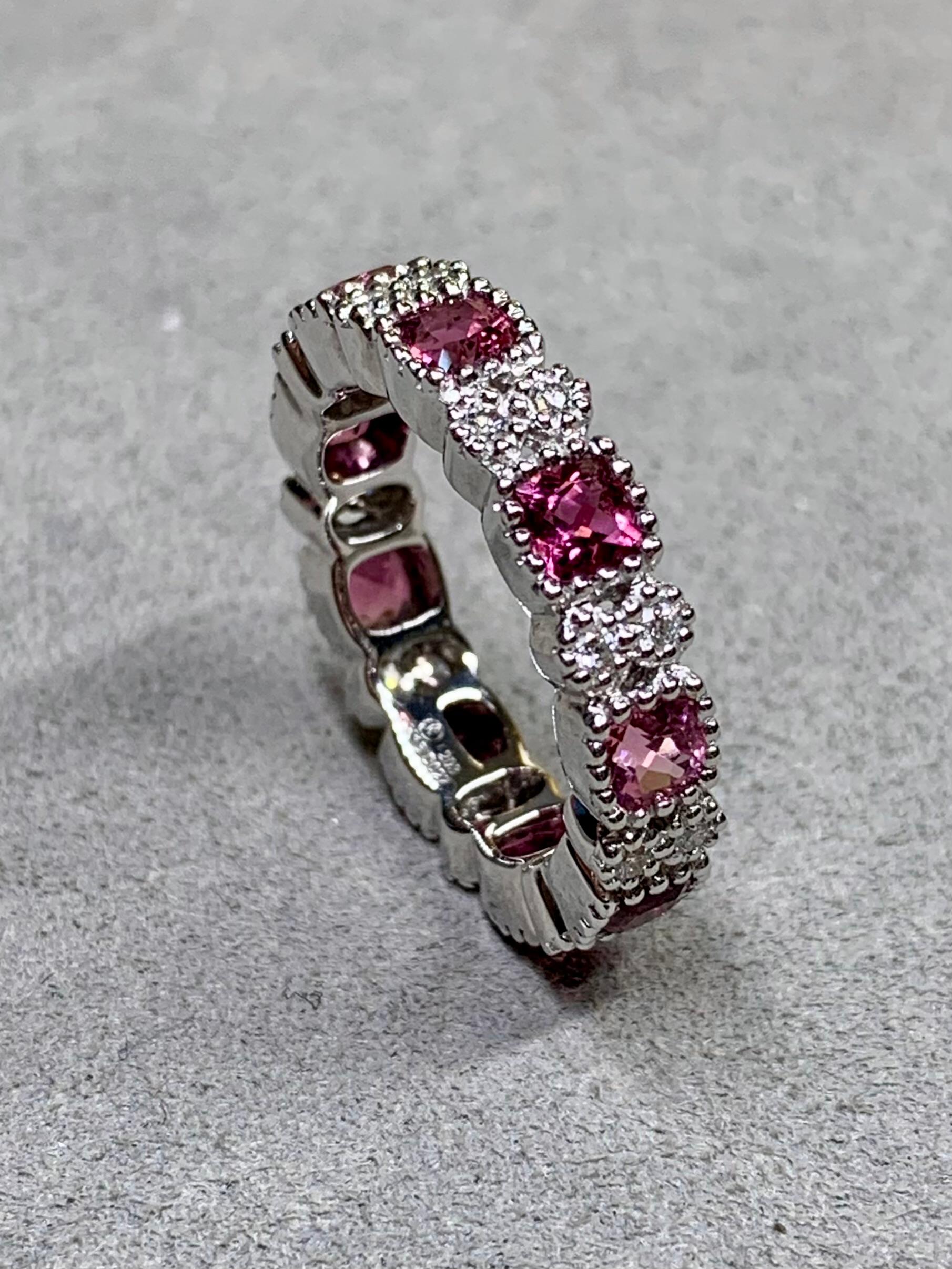 
Ce bracelet d'éternité substantiel est réalisé en or blanc 18 carats et serti d'une tourmaline rose naturelle de 2,03ctw et d'un diamant rond de couleur G-H et de pureté Vs1-2 de 0,27ctw.


Dimensions/Poids :

La bague mesure 4,80 mm de large et