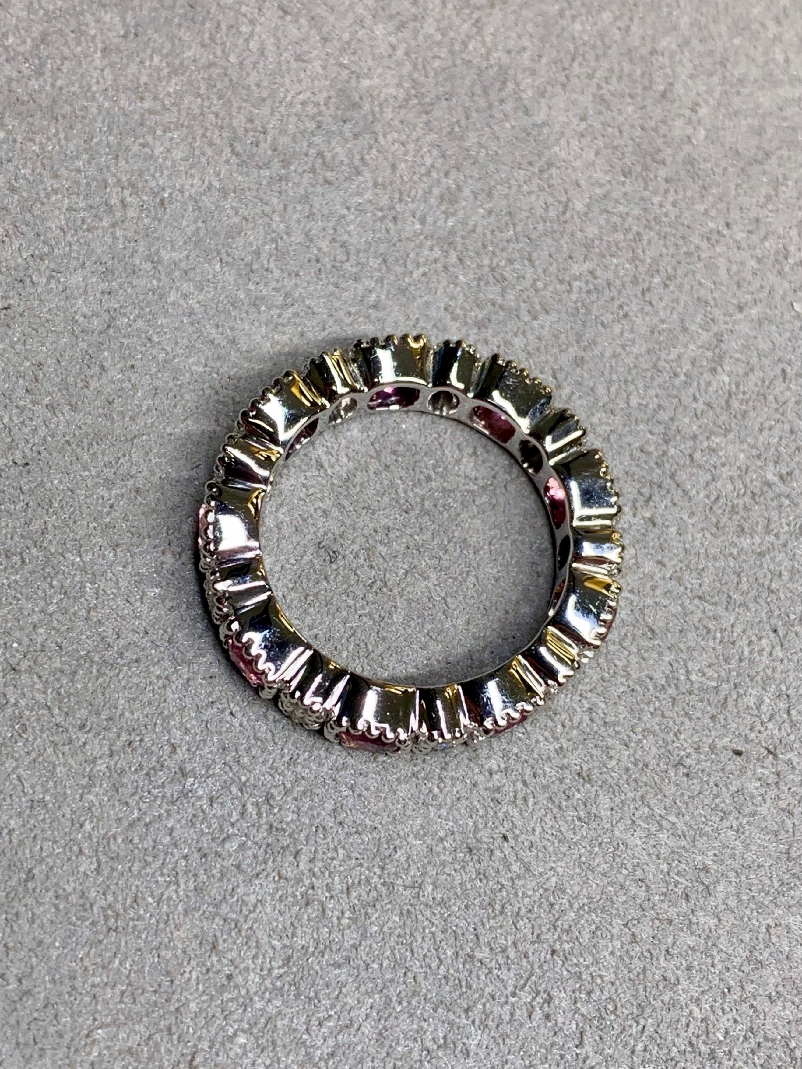 Contemporain Bracelet d'éternité large en or blanc 18 carats avec tourmaline rose et diamants, taille 7 en vente
