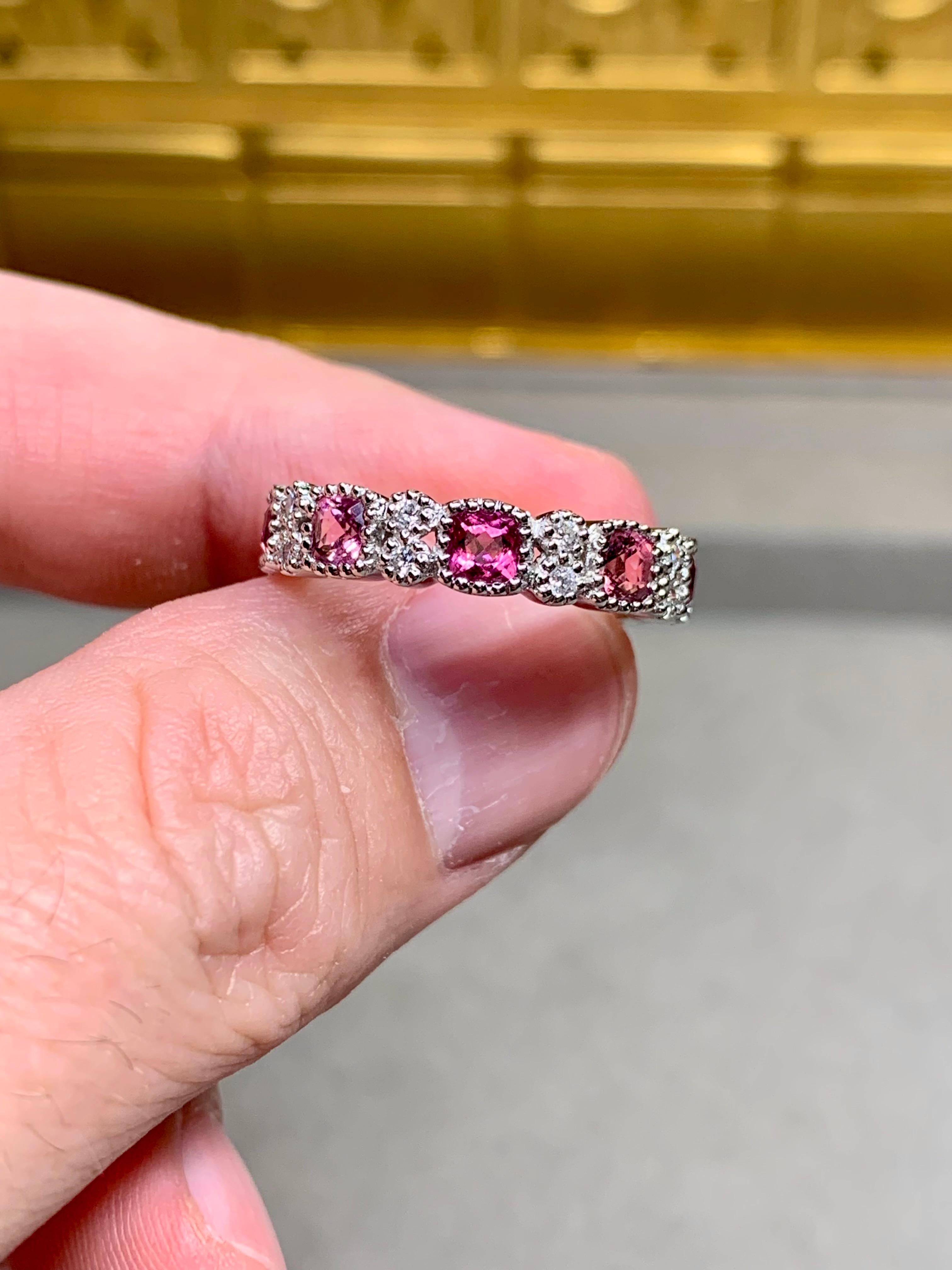 Taille coussin Bracelet d'éternité large en or blanc 18 carats avec tourmaline rose et diamants, taille 7 en vente