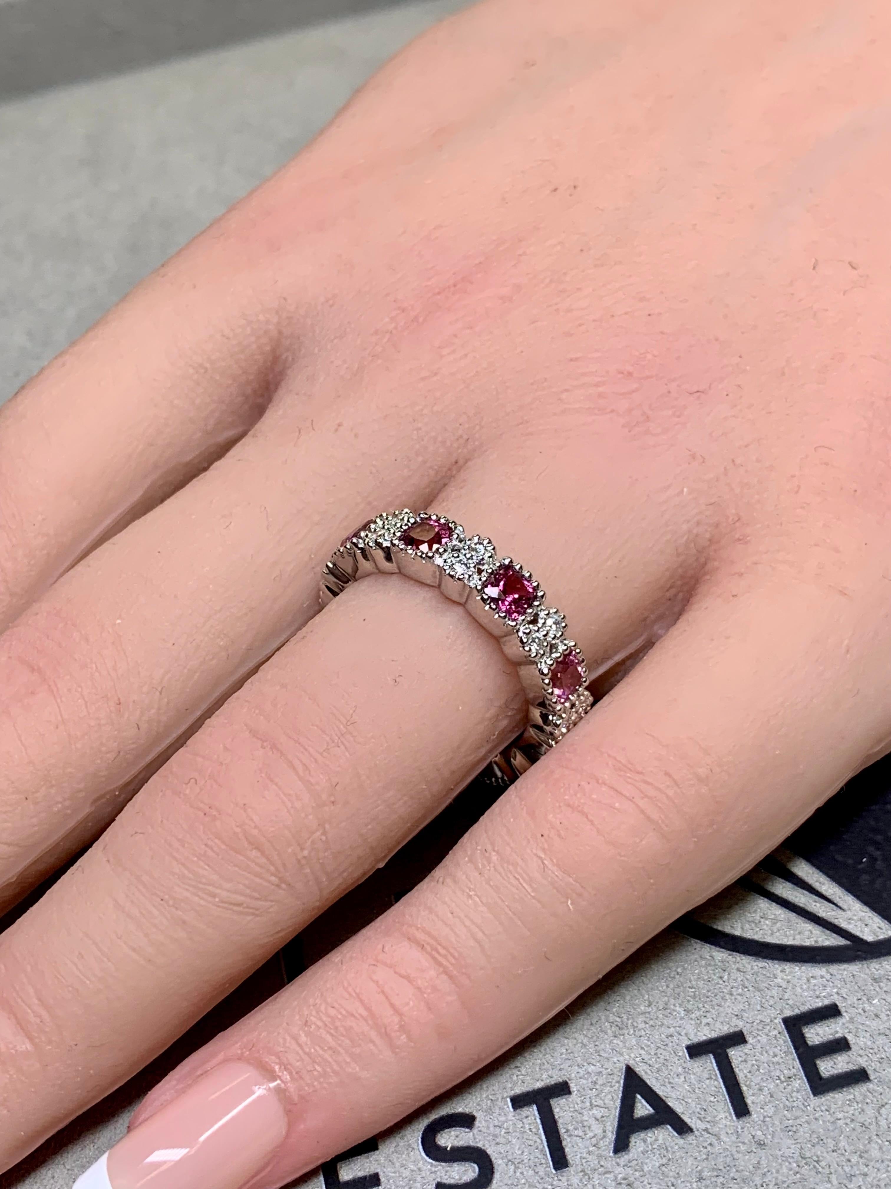 Bracelet d'éternité large en or blanc 18 carats avec tourmaline rose et diamants, taille 7 Unisexe en vente