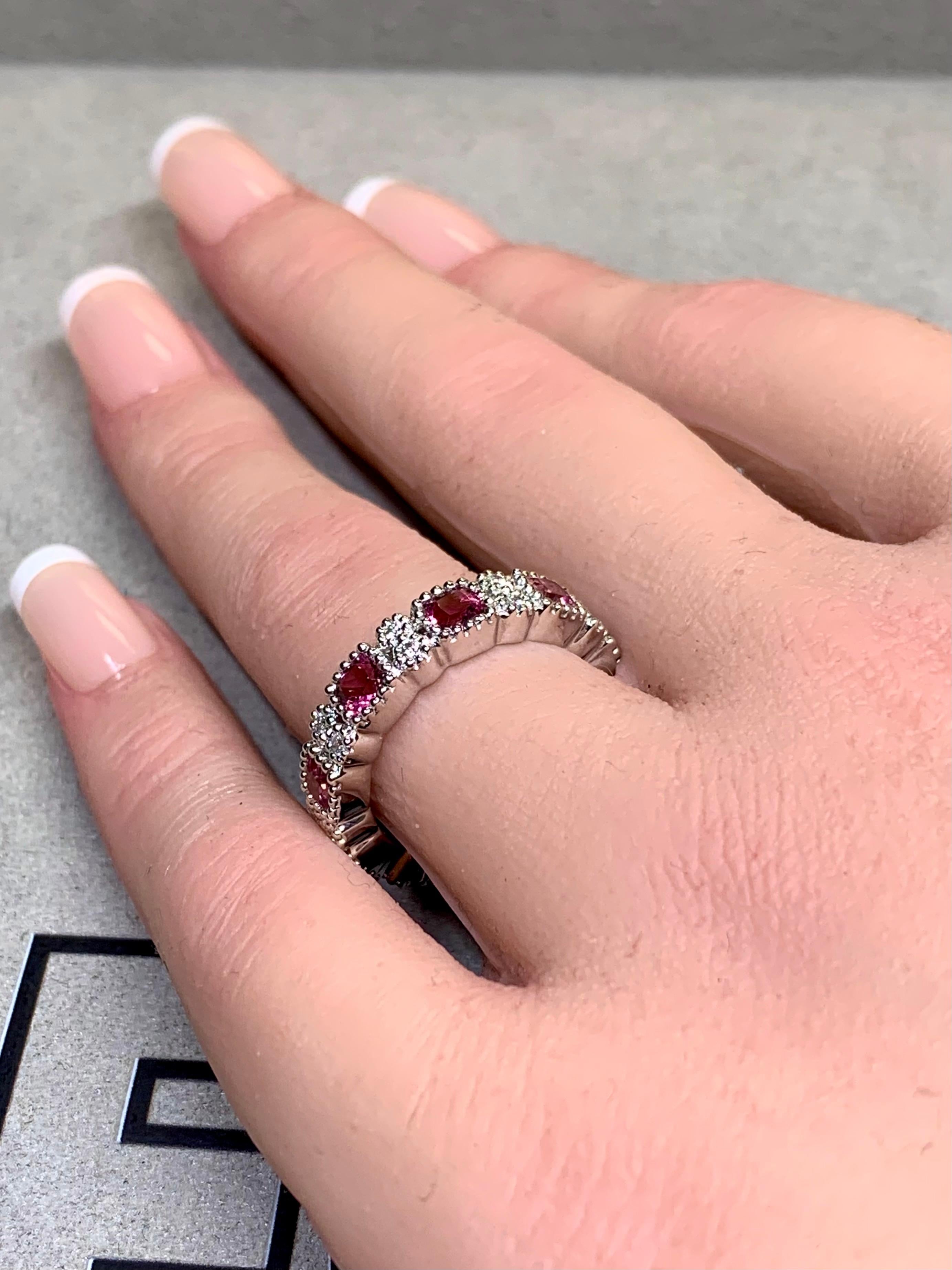 Bracelet d'éternité large en or blanc 18 carats avec tourmaline rose et diamants, taille 7 en vente 1