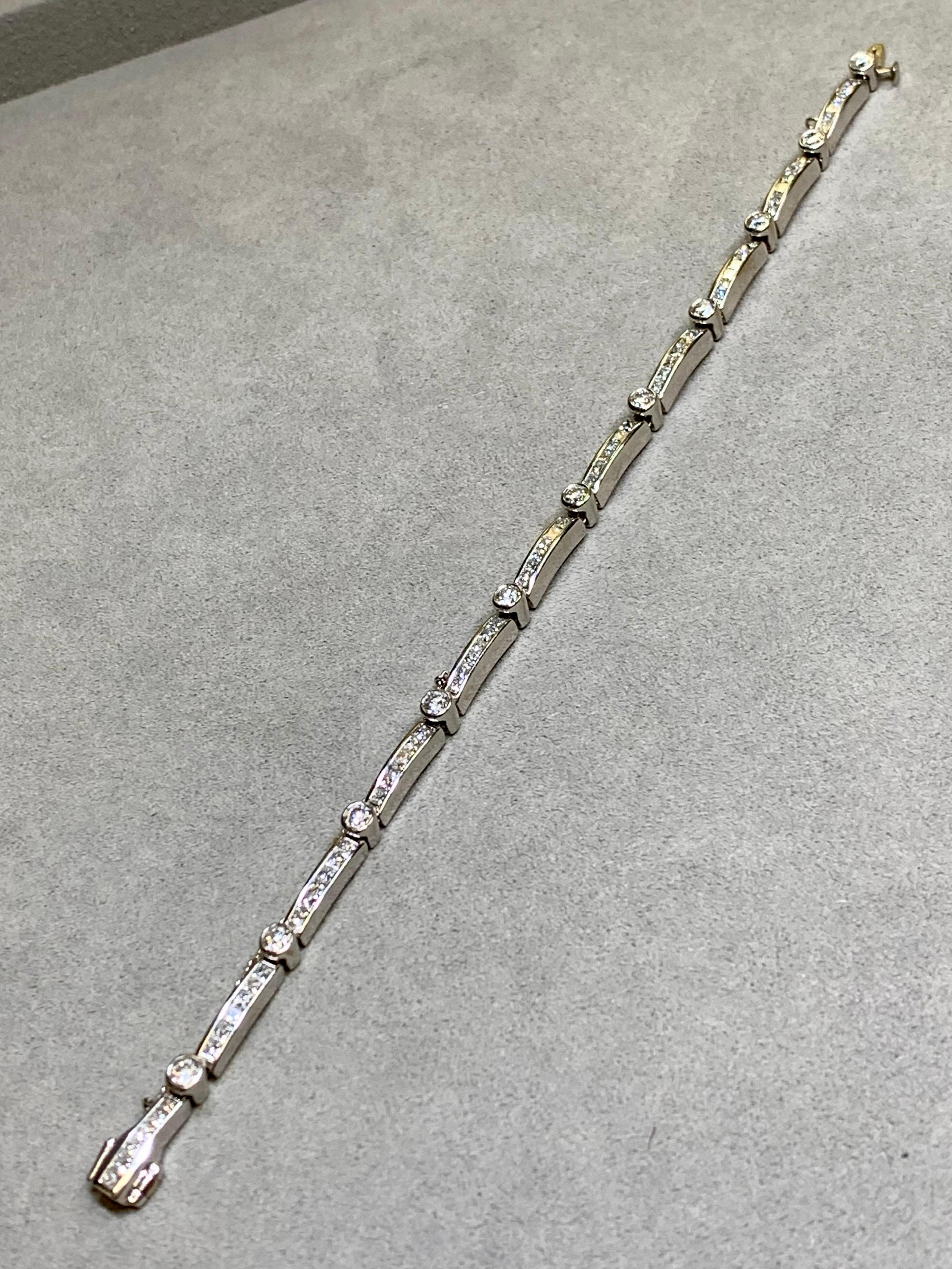 Brazalete de oro blanco de 18 quilates con diamantes en línea redonda y princesa 5,25 ctw 7,25 pulg. Contemporáneo en venta