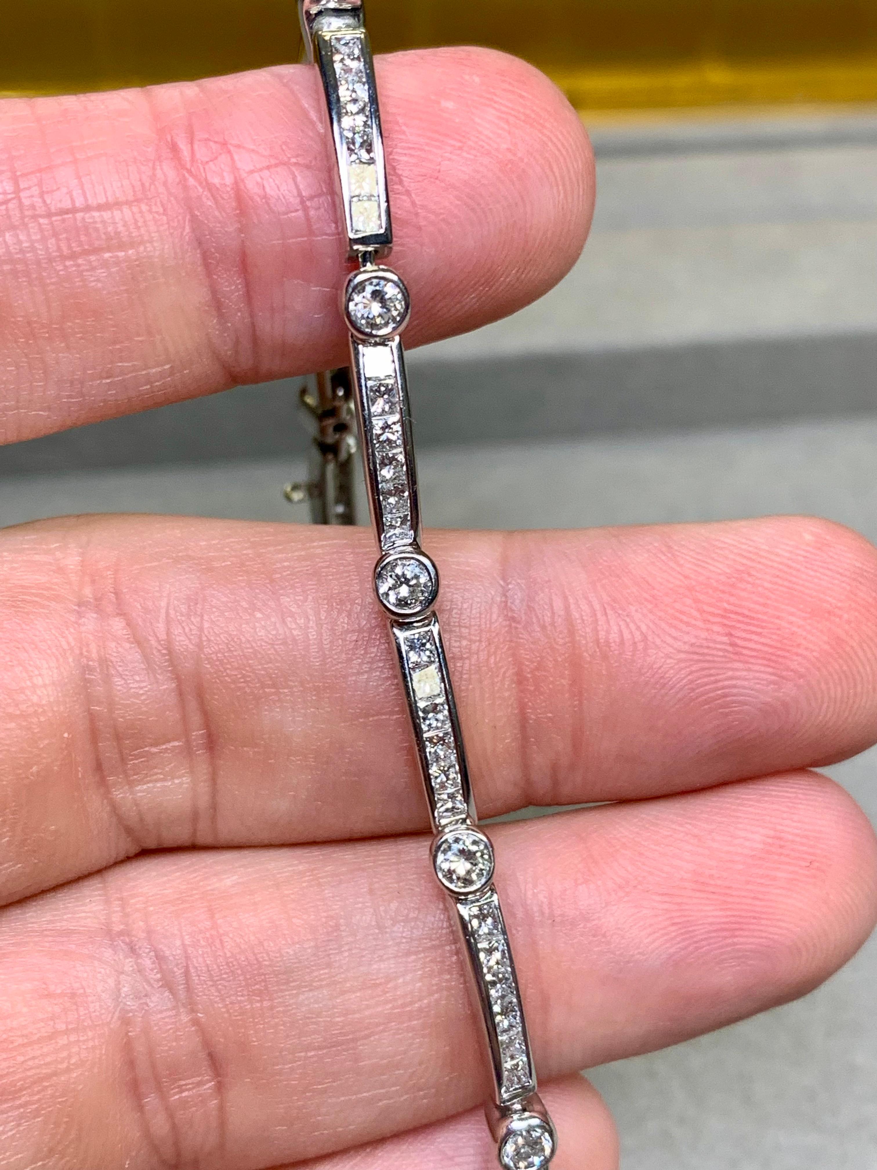 Brazalete de oro blanco de 18 quilates con diamantes en línea redonda y princesa 5,25 ctw 7,25 pulg. Corte princesa en venta