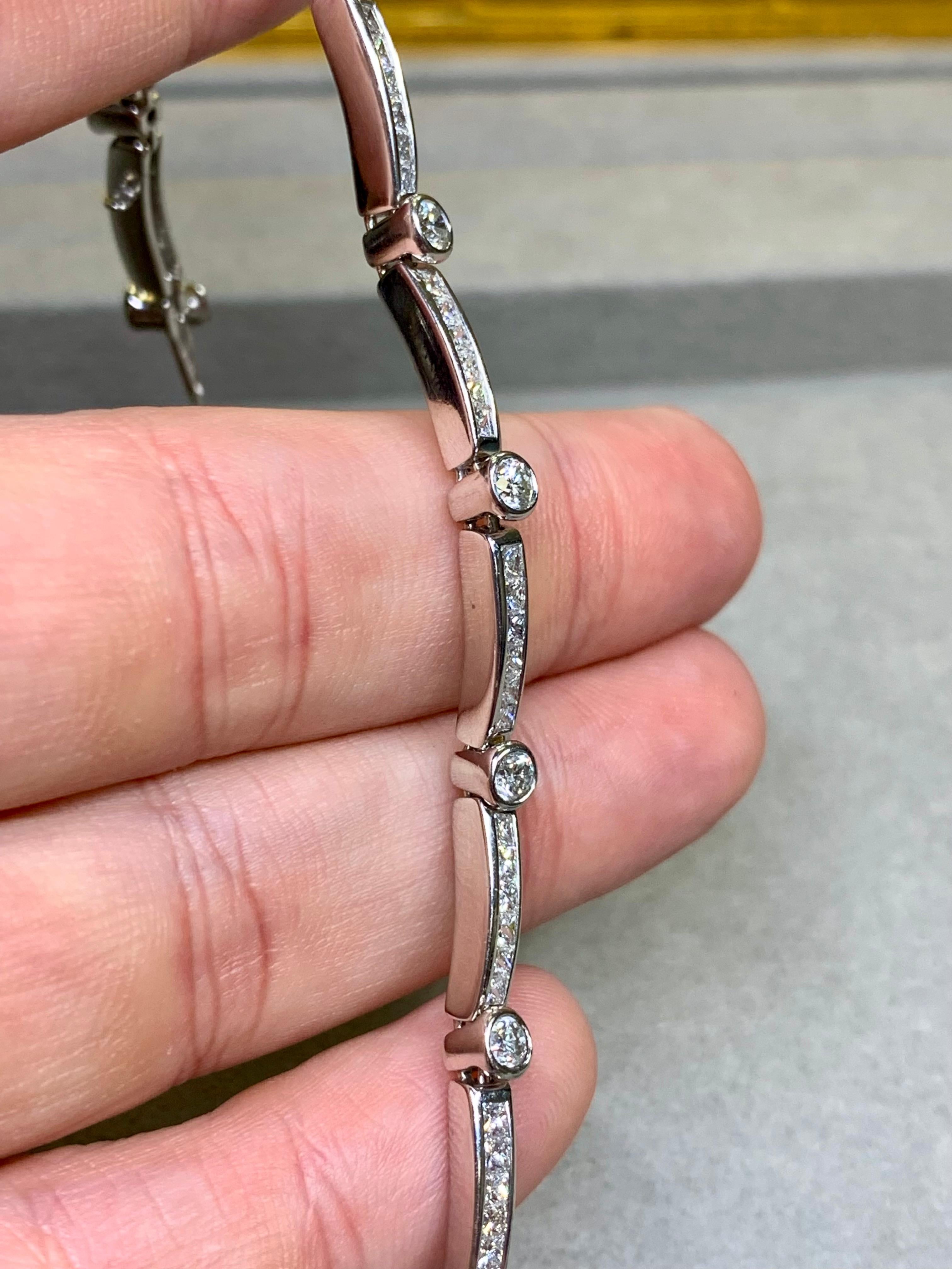 Brazalete de oro blanco de 18 quilates con diamantes en línea redonda y princesa 5,25 ctw 7,25 pulg. en Excelente estado para la venta en Winter Springs, FL