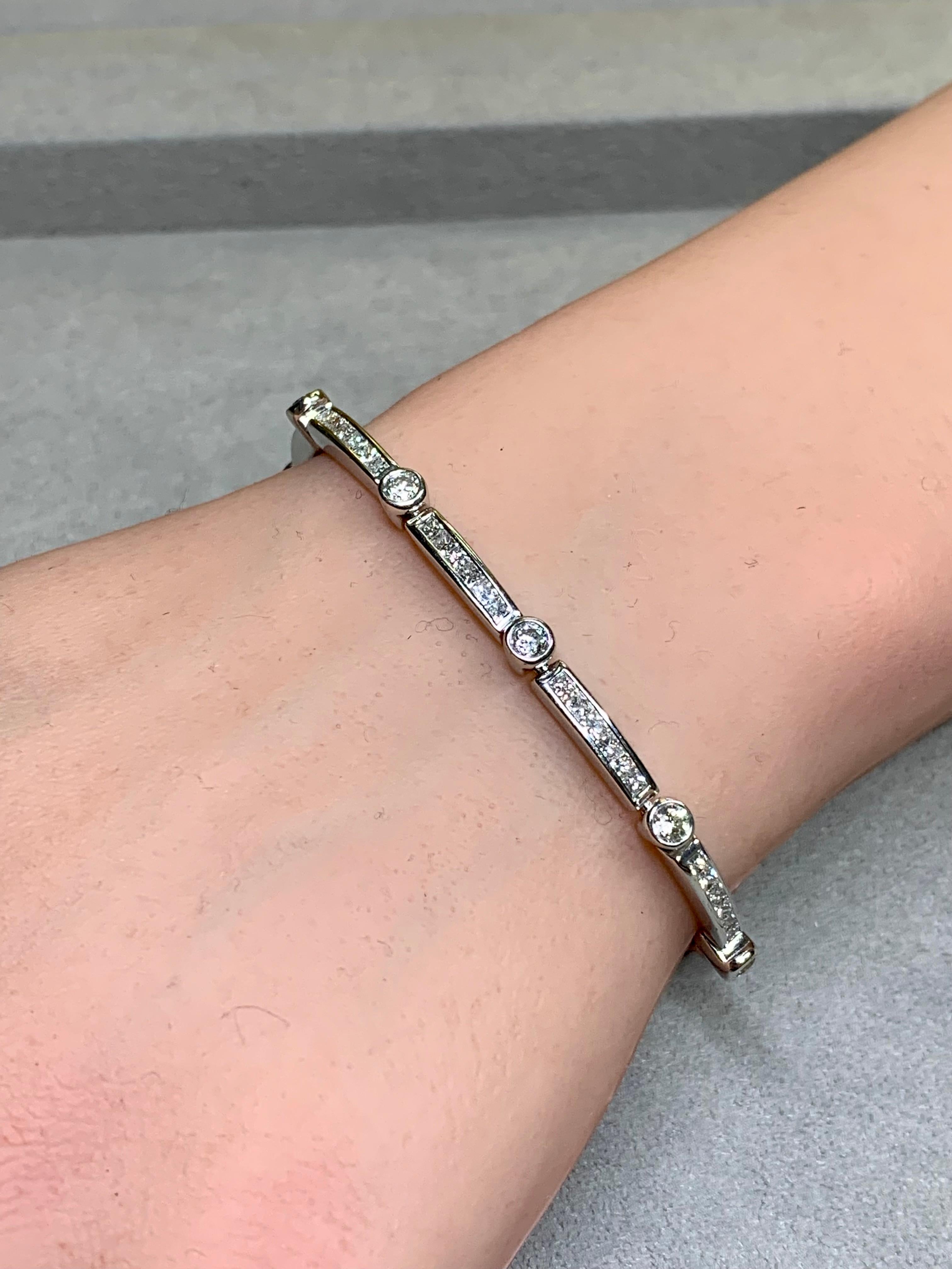 Femenino o masculino Brazalete de oro blanco de 18 quilates con diamantes en línea redonda y princesa 5,25 ctw 7,25 pulg. en venta