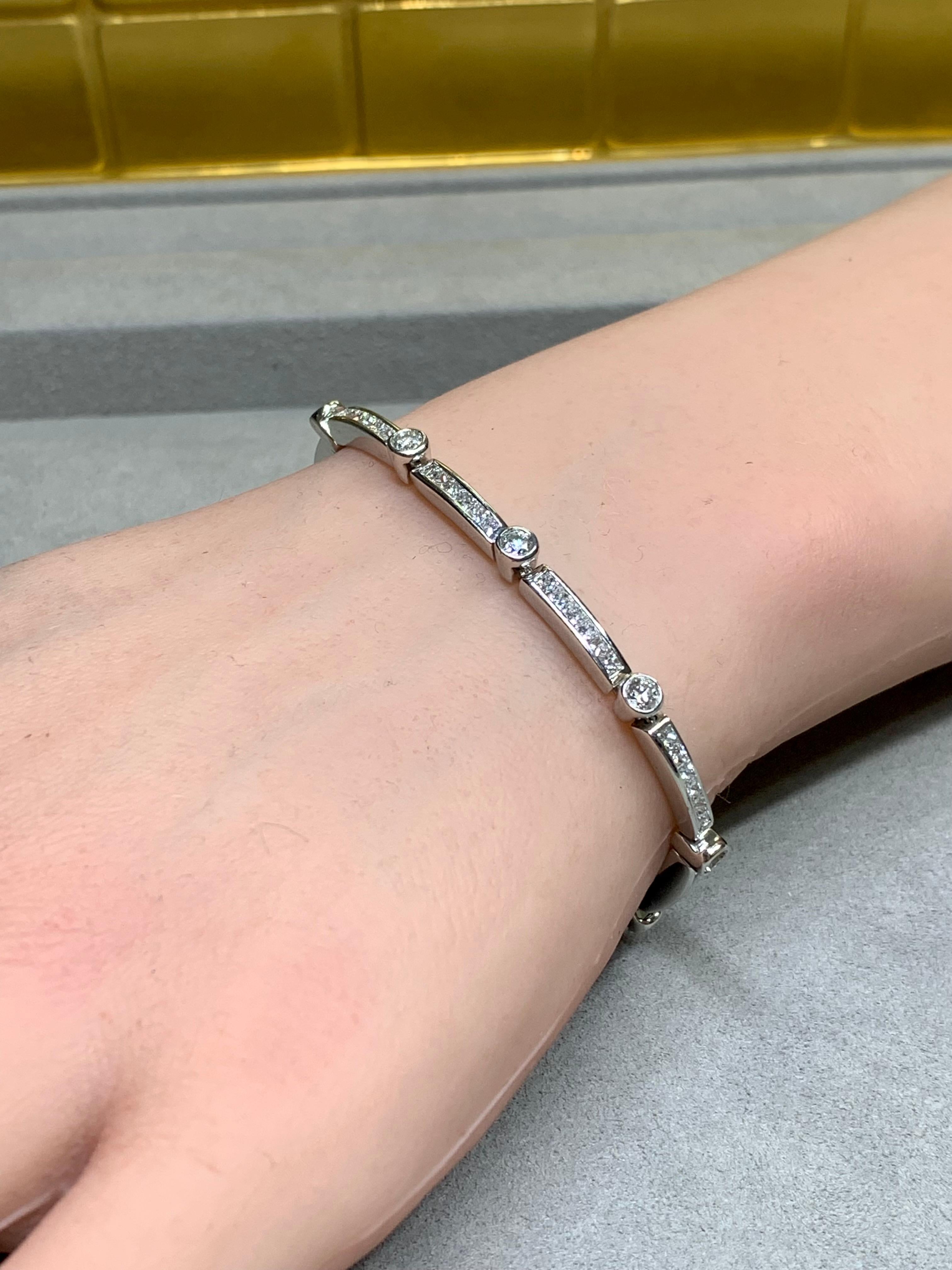 Brazalete de oro blanco de 18 quilates con diamantes en línea redonda y princesa 5,25 ctw 7,25 pulg. en venta 1
