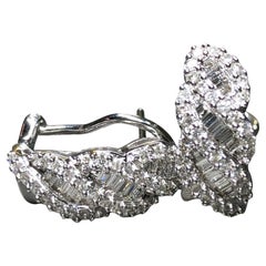 Orecchini a lobo in oro bianco 18 carati con diamante tondo a baguette Omega 1.50ctw