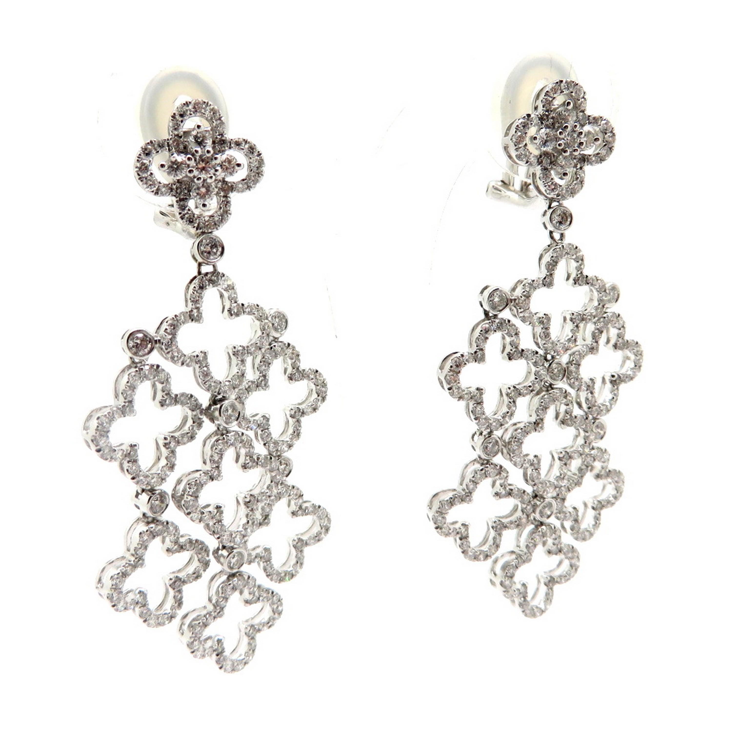 Estate 18K White Gold Round Diamond Floral Dangle Fashion Earrings In Excellent Condition For Sale In Scottsdale, AZ