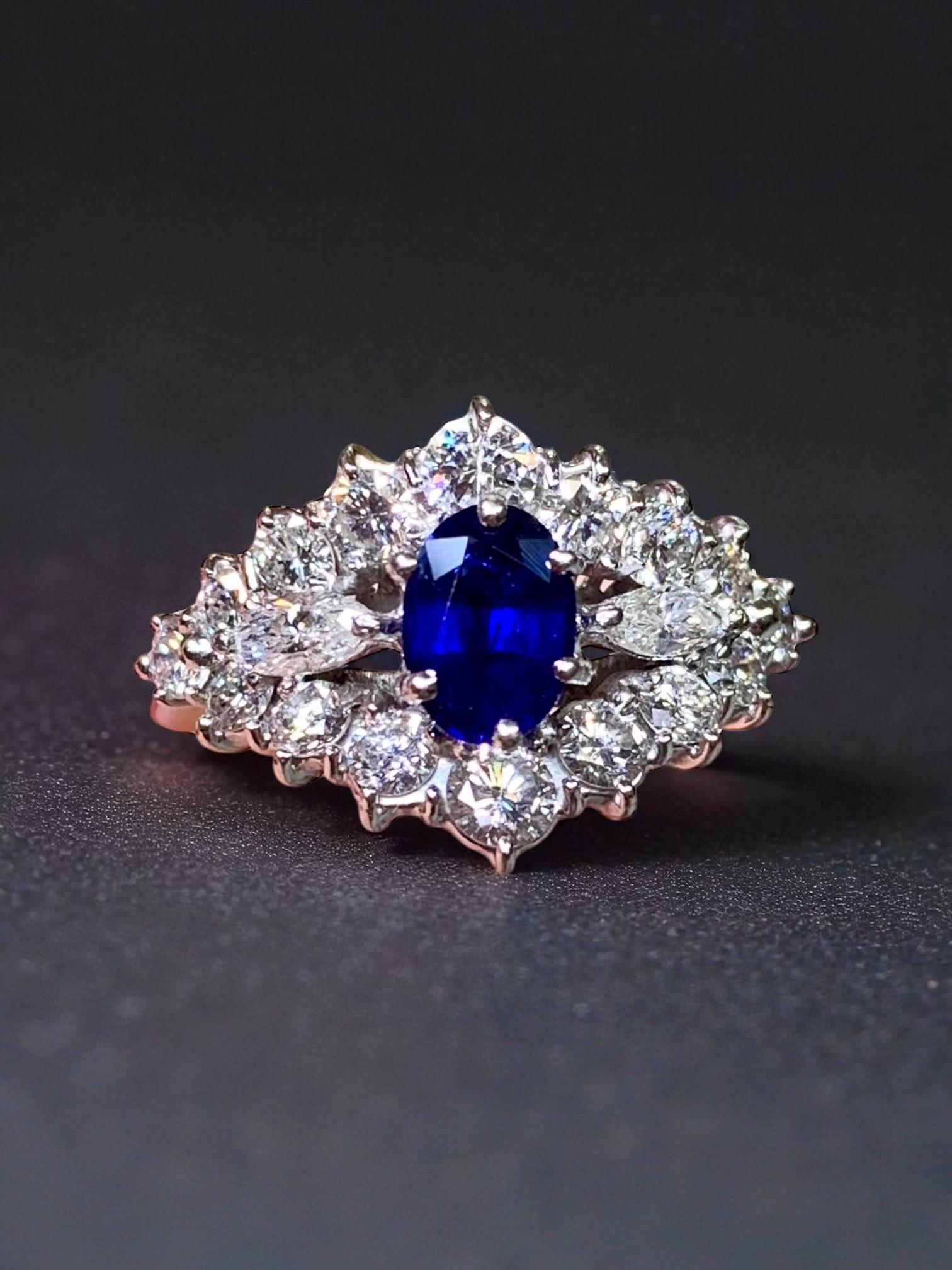 Bague en or blanc 18 carats, diamant rond et marquise, saphir bleu royal ovale en vente 4