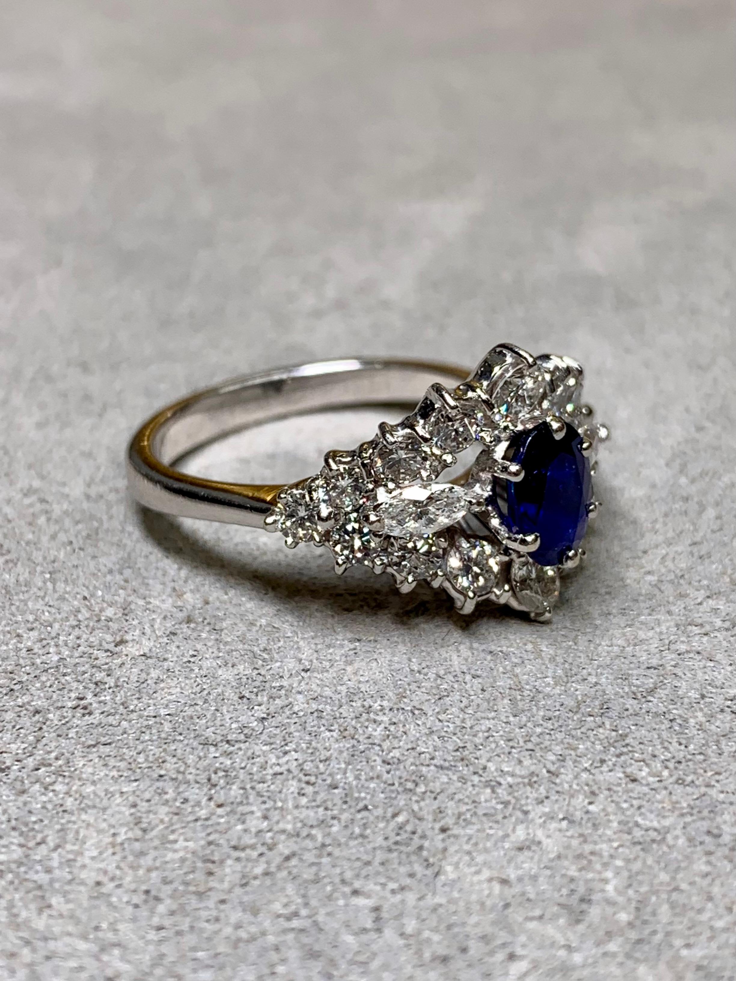 Rétro Bague en or blanc 18 carats, diamant rond et marquise, saphir bleu royal ovale en vente