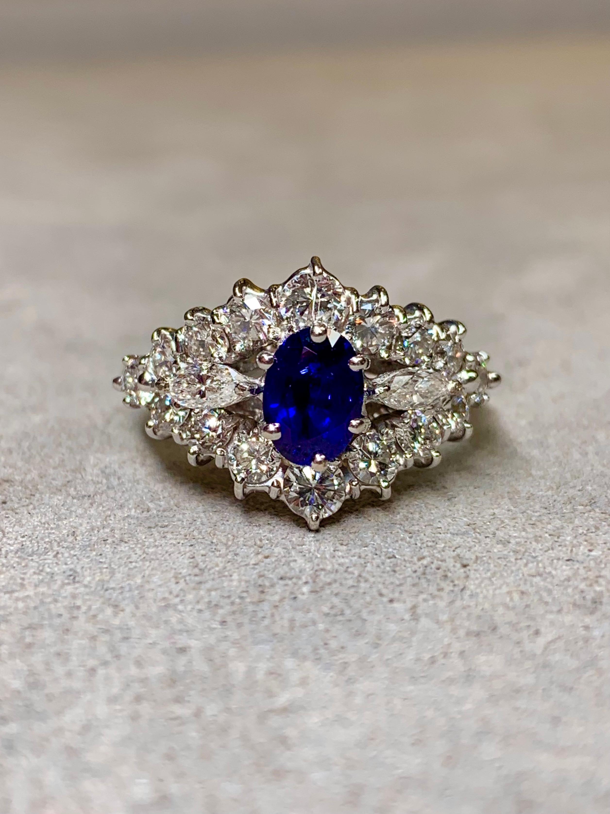 Taille ronde Bague en or blanc 18 carats, diamant rond et marquise, saphir bleu royal ovale en vente