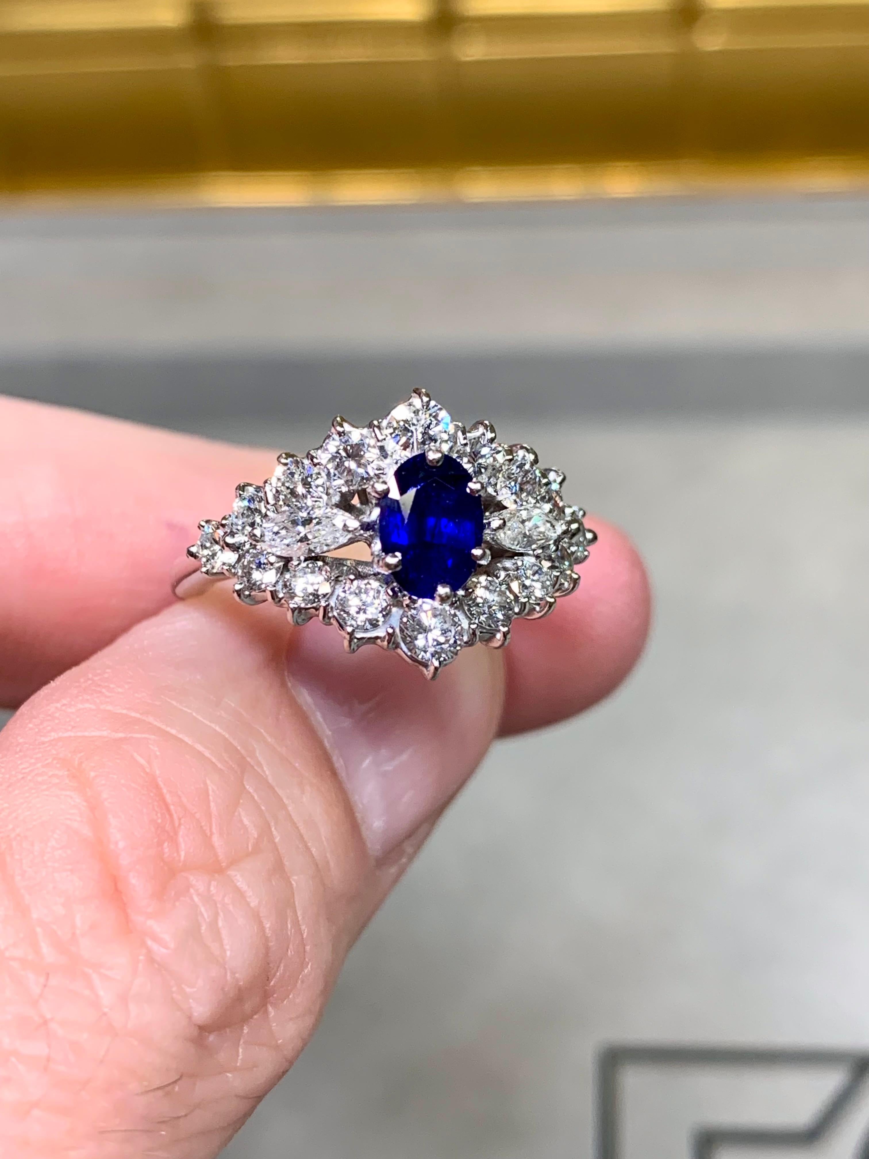 Bague en or blanc 18 carats, diamant rond et marquise, saphir bleu royal ovale Unisexe en vente