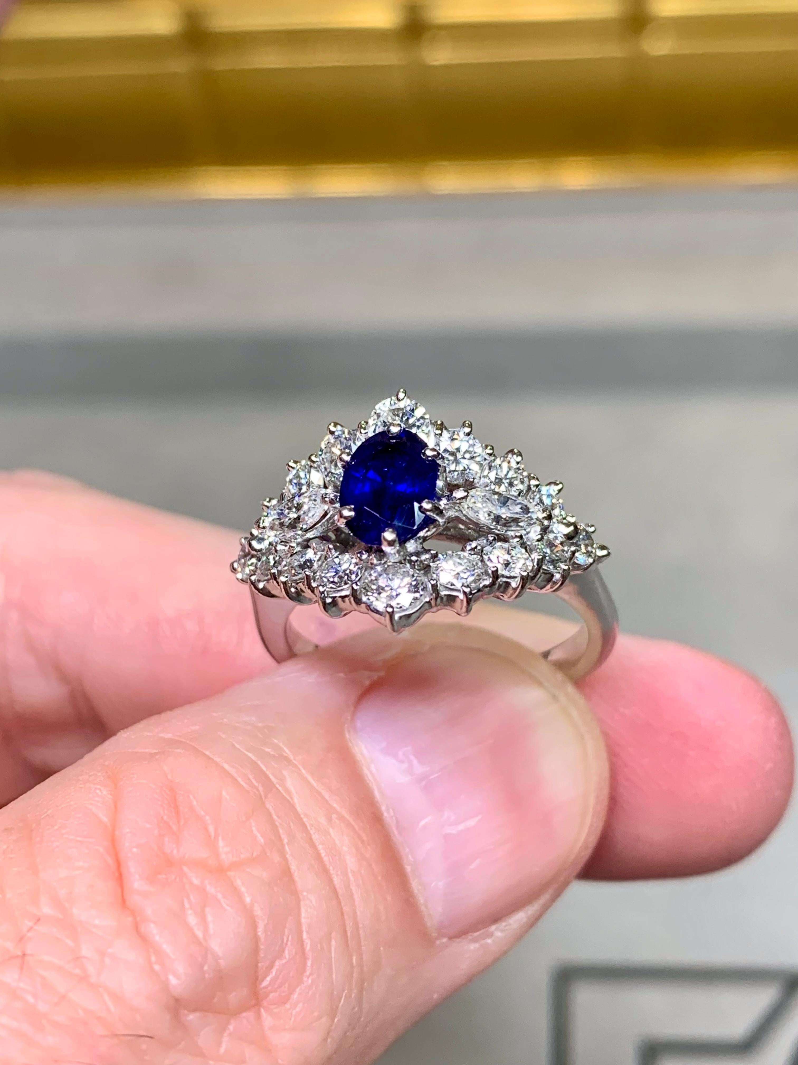 Bague en or blanc 18 carats, diamant rond et marquise, saphir bleu royal ovale en vente 1