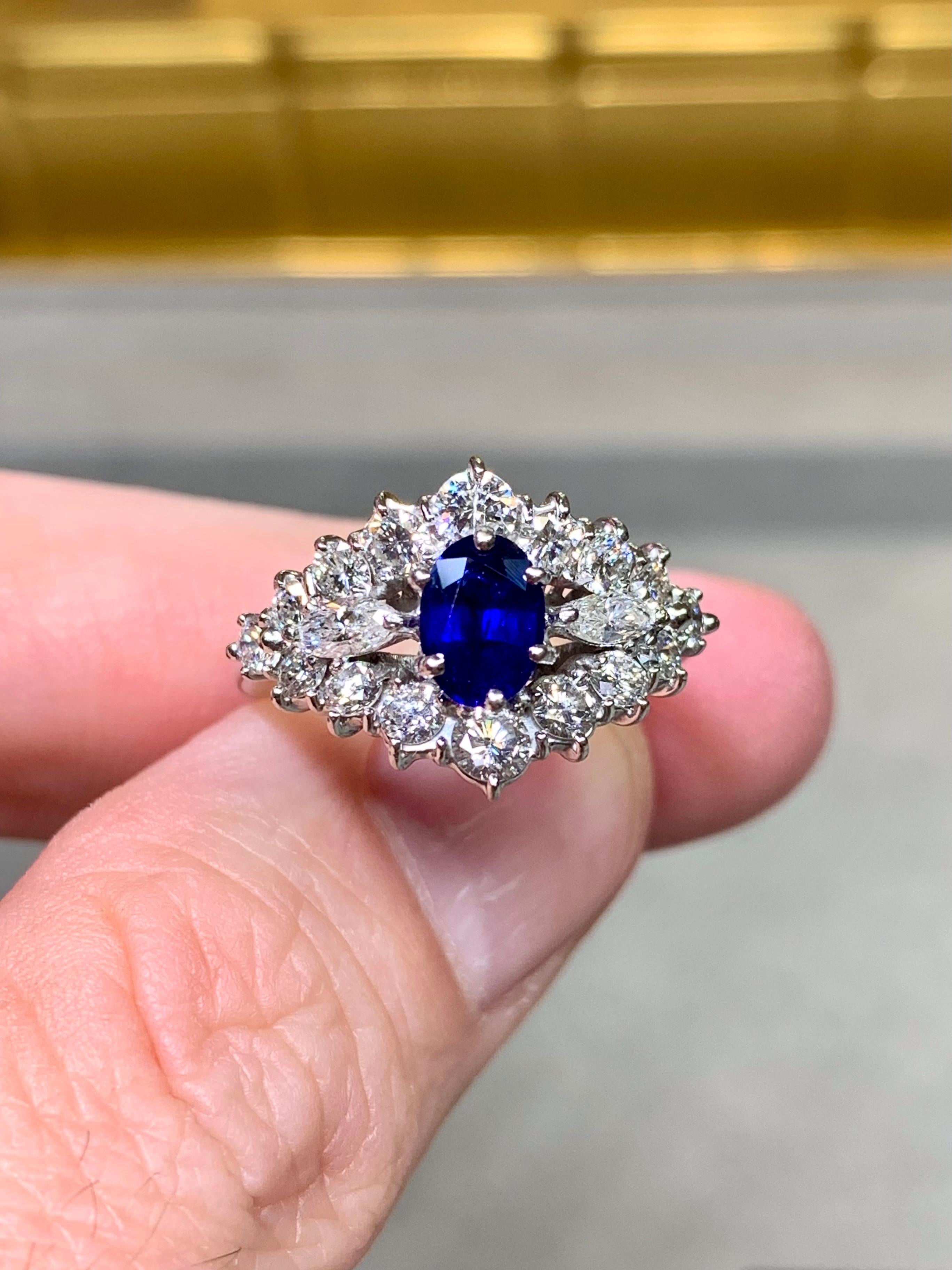 Bague en or blanc 18 carats, diamant rond et marquise, saphir bleu royal ovale en vente 2