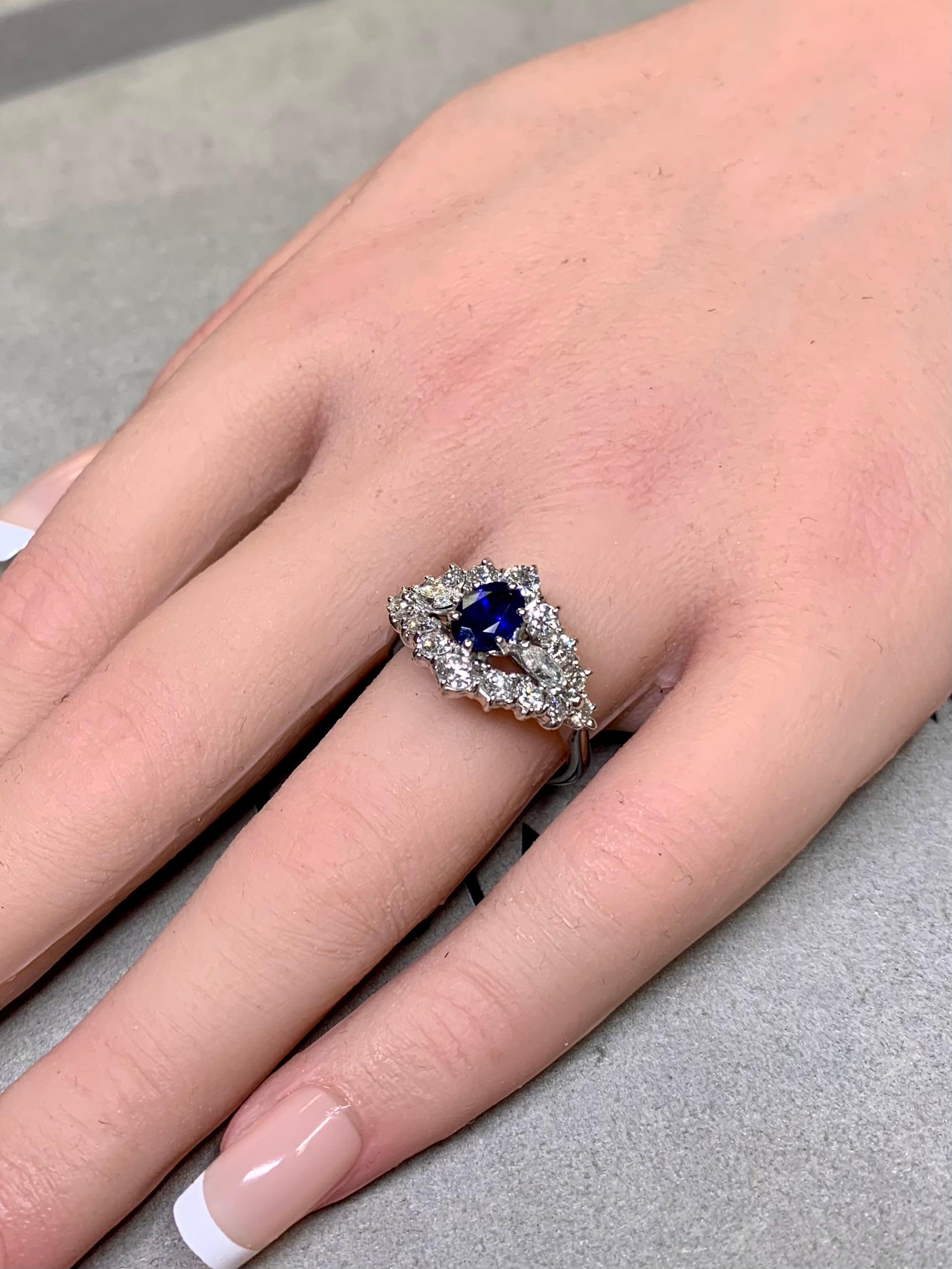 Bague en or blanc 18 carats, diamant rond et marquise, saphir bleu royal ovale en vente 3