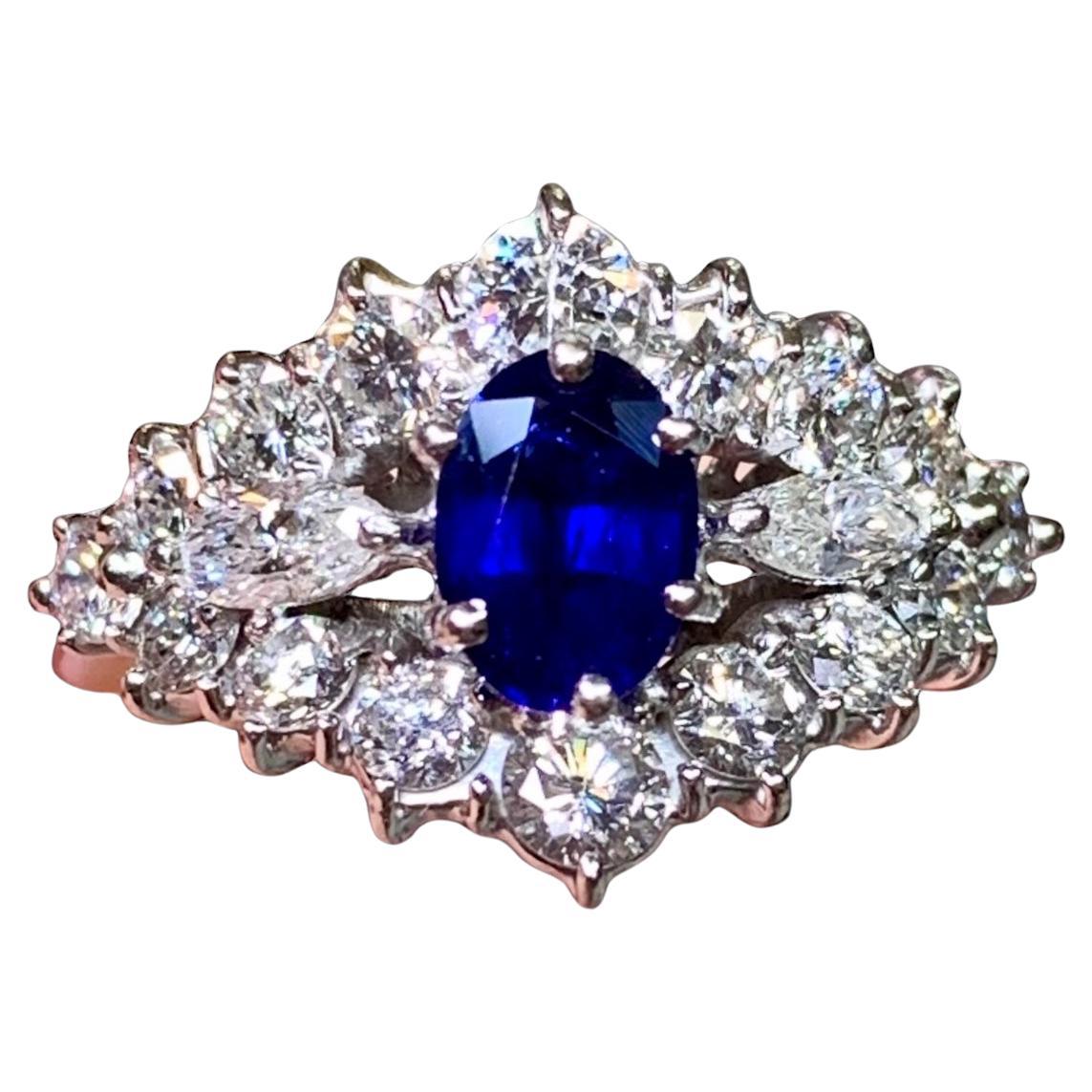 Bague en or blanc 18 carats, diamant rond et marquise, saphir bleu royal ovale en vente